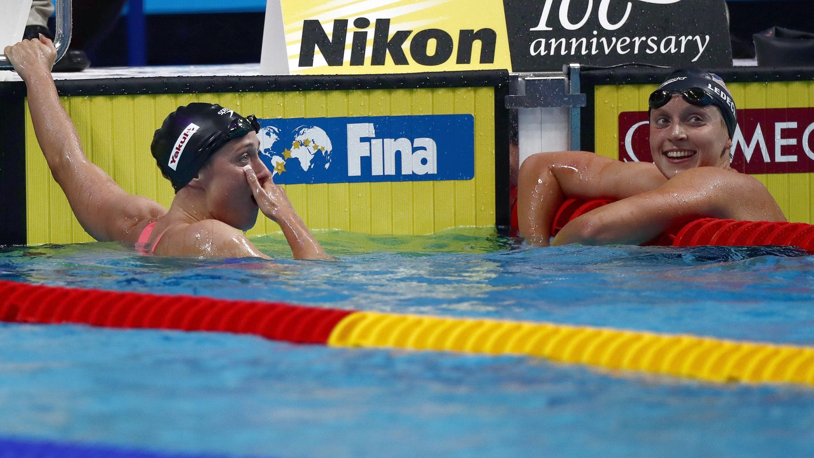 Mireia Belmonte,  con Ledecky a la derecha, tras acabar la final.