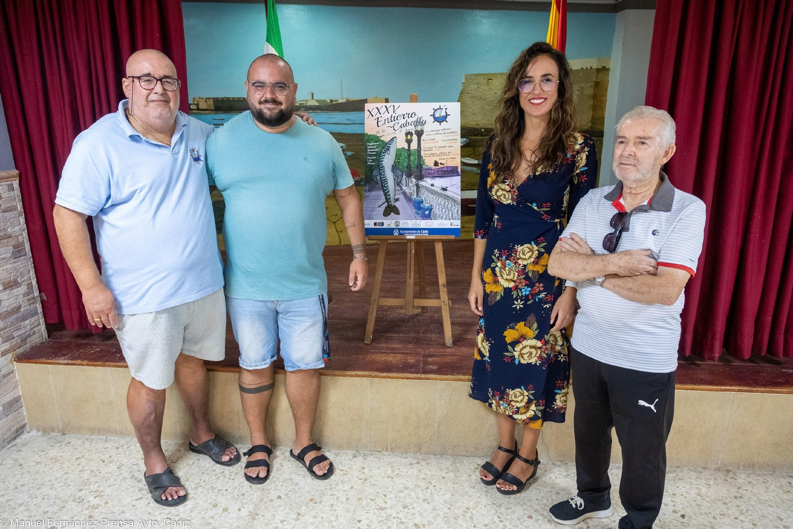 Pepe Rodríguez, Manolín Santander, Lola Cazalilla y Manuel Henry ante el cartel que anuncia la fiesta.
