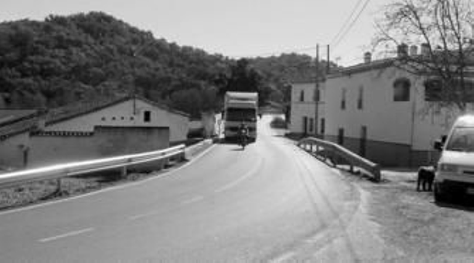 Uno de los 'puntos negros' de la Nacional-433 es la travesía de El Repilado, donde la estrechez de la carretera provoca numerosas molestias.