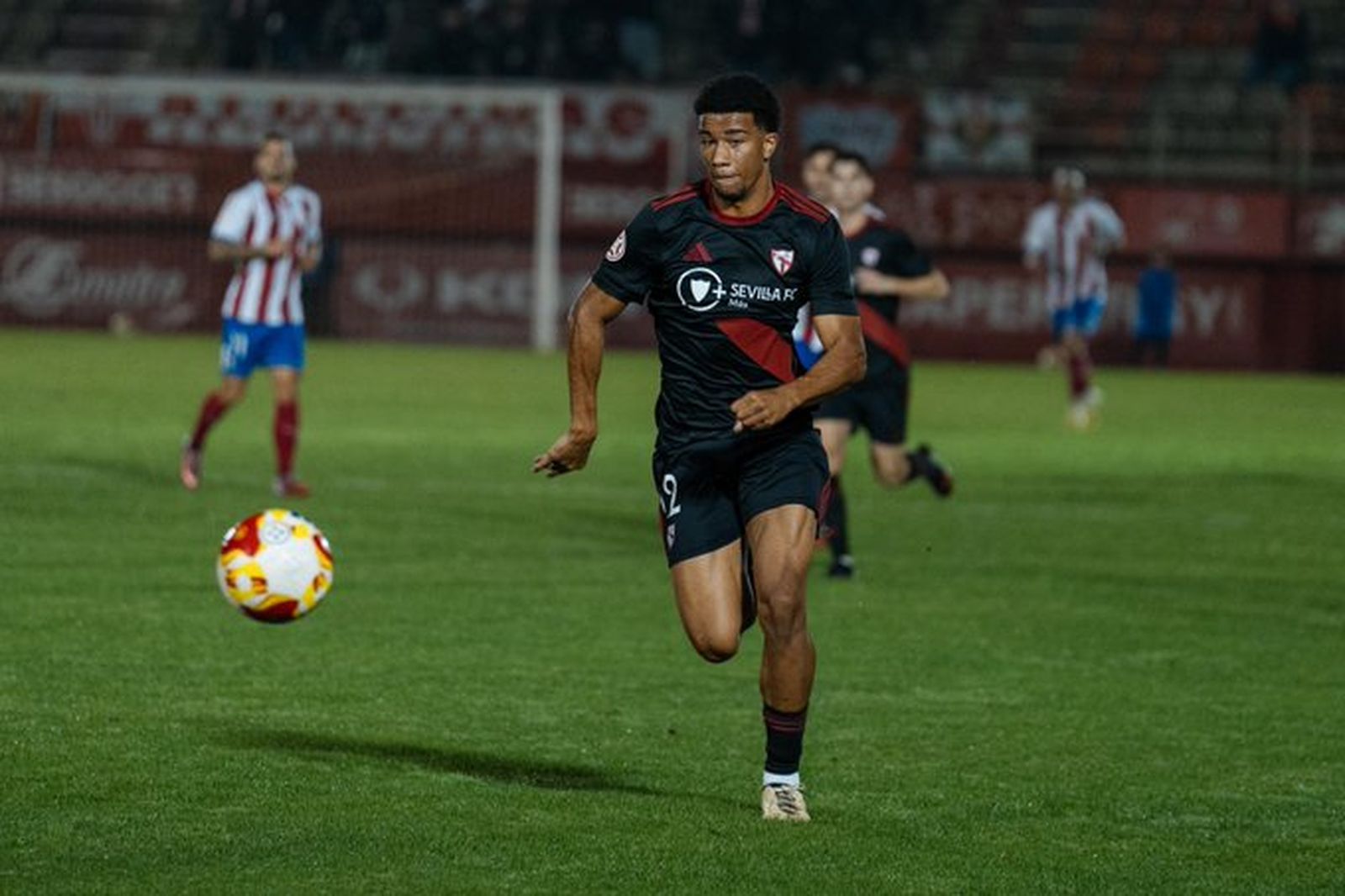 El sevillista Miguel intenta llegar a la pelota en un lance del partido disputado en el Nuevo Mirador.