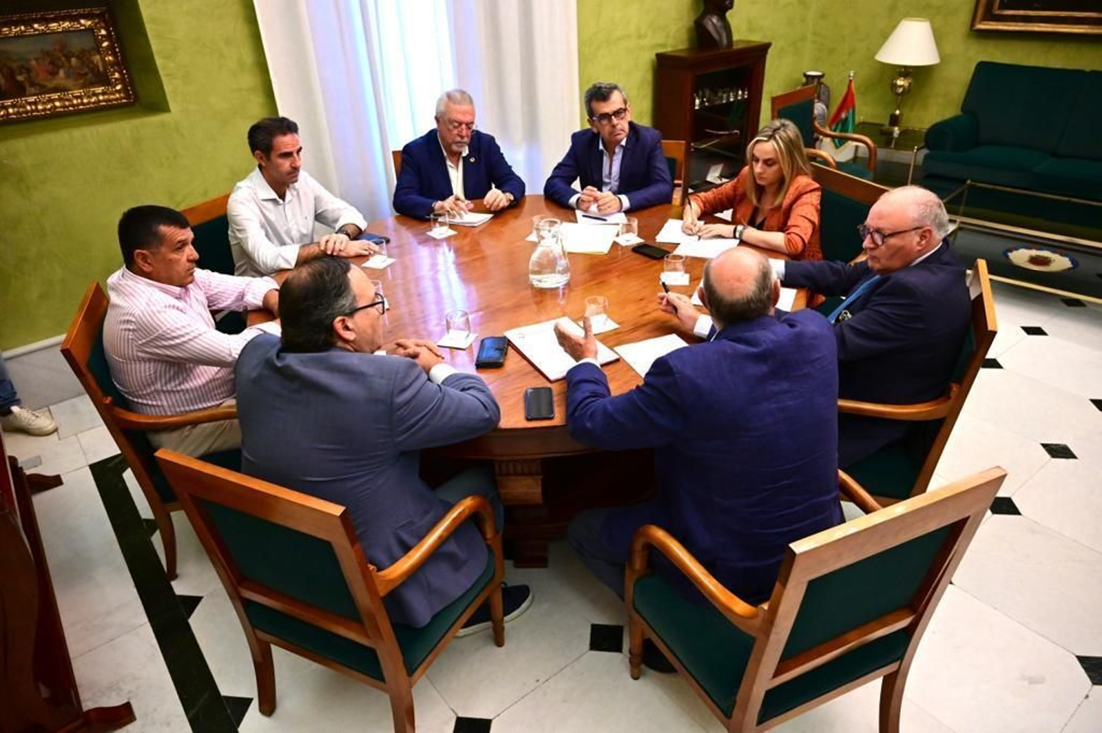 La reunión se ha producido en el Ayuntamiento de Granada.
