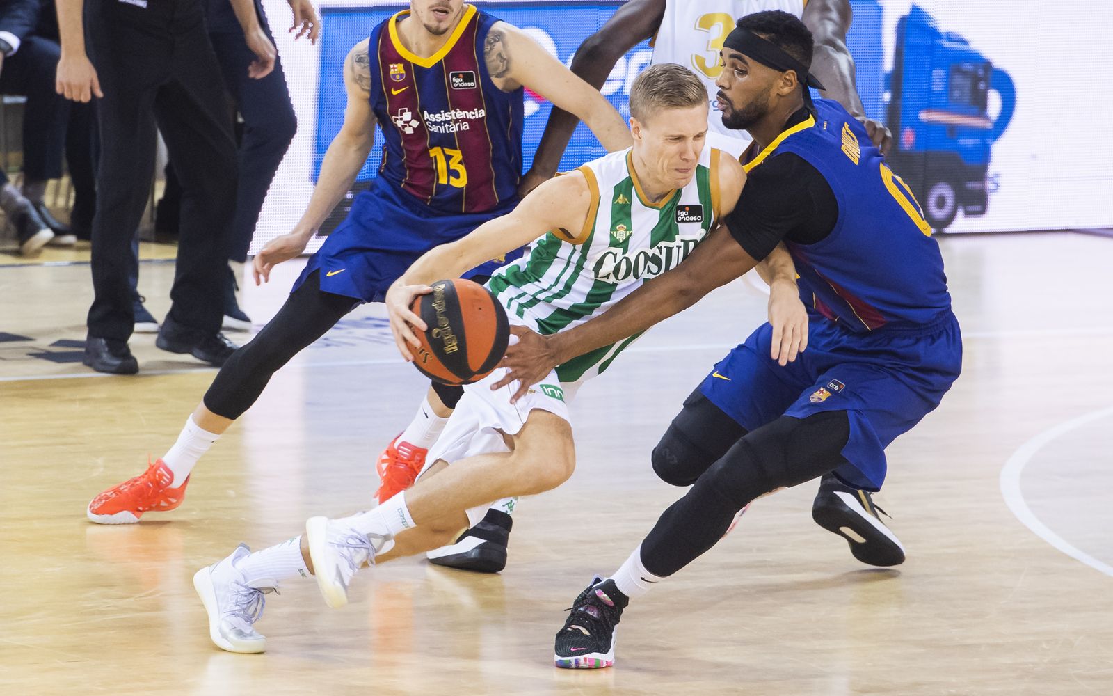 Borg trata de superar al azulgrana Davies.