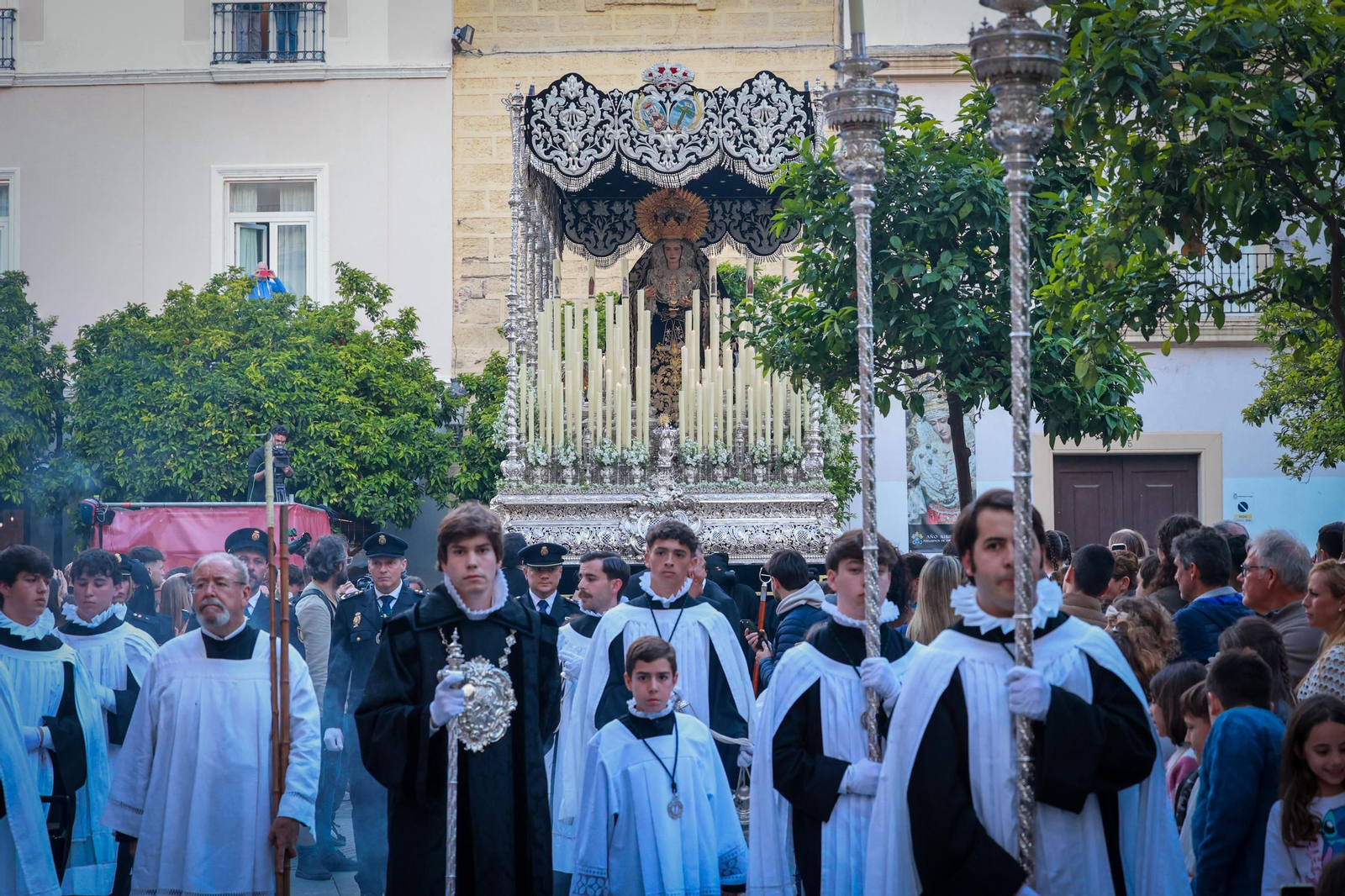 Imágenes de la salida de Vera Cruz en la Semana Santa de Cádiz 2025