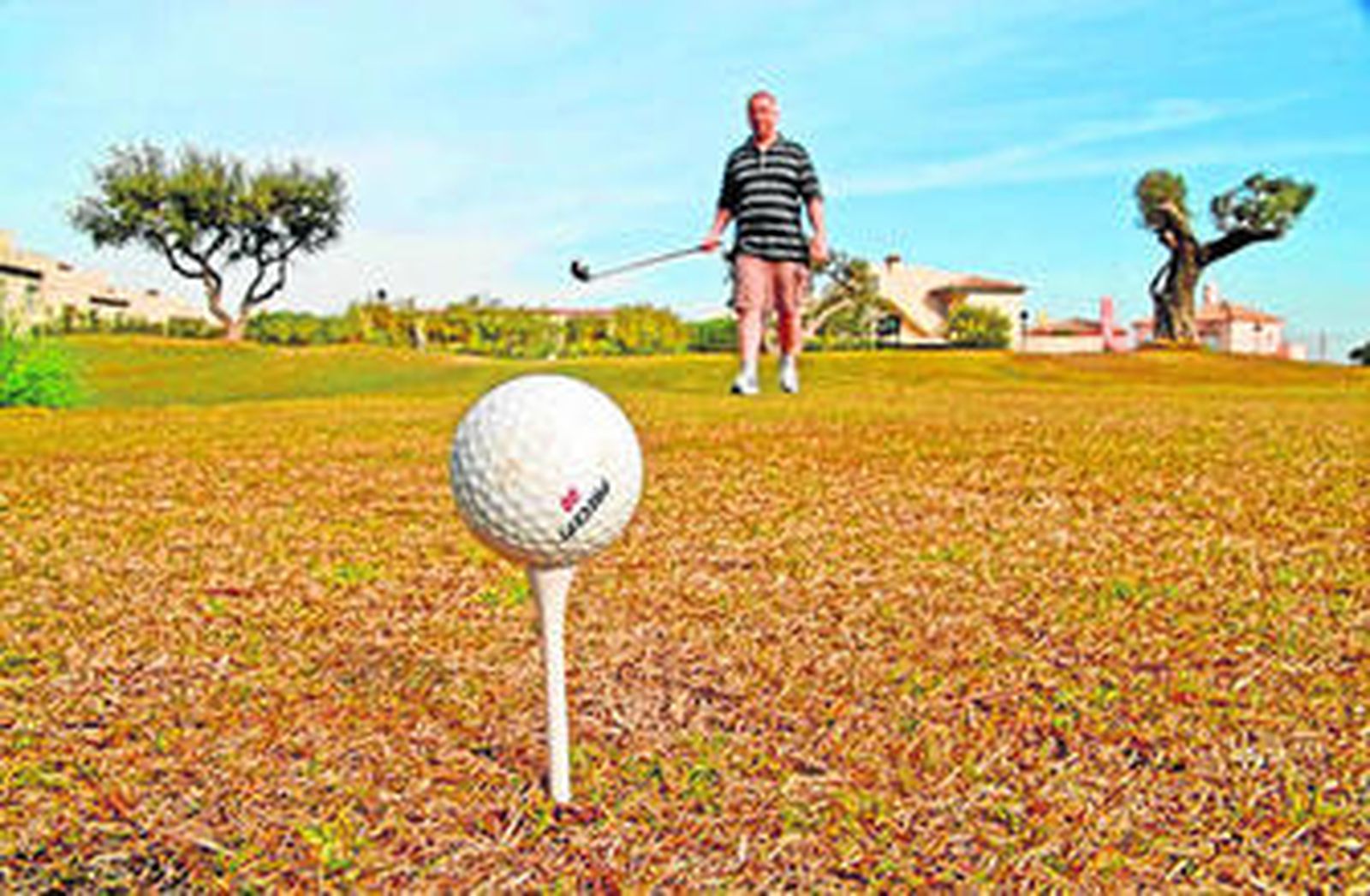 Bola de golf en uno de los campos del Novo Sancti Petri, en una imagen de archivo.