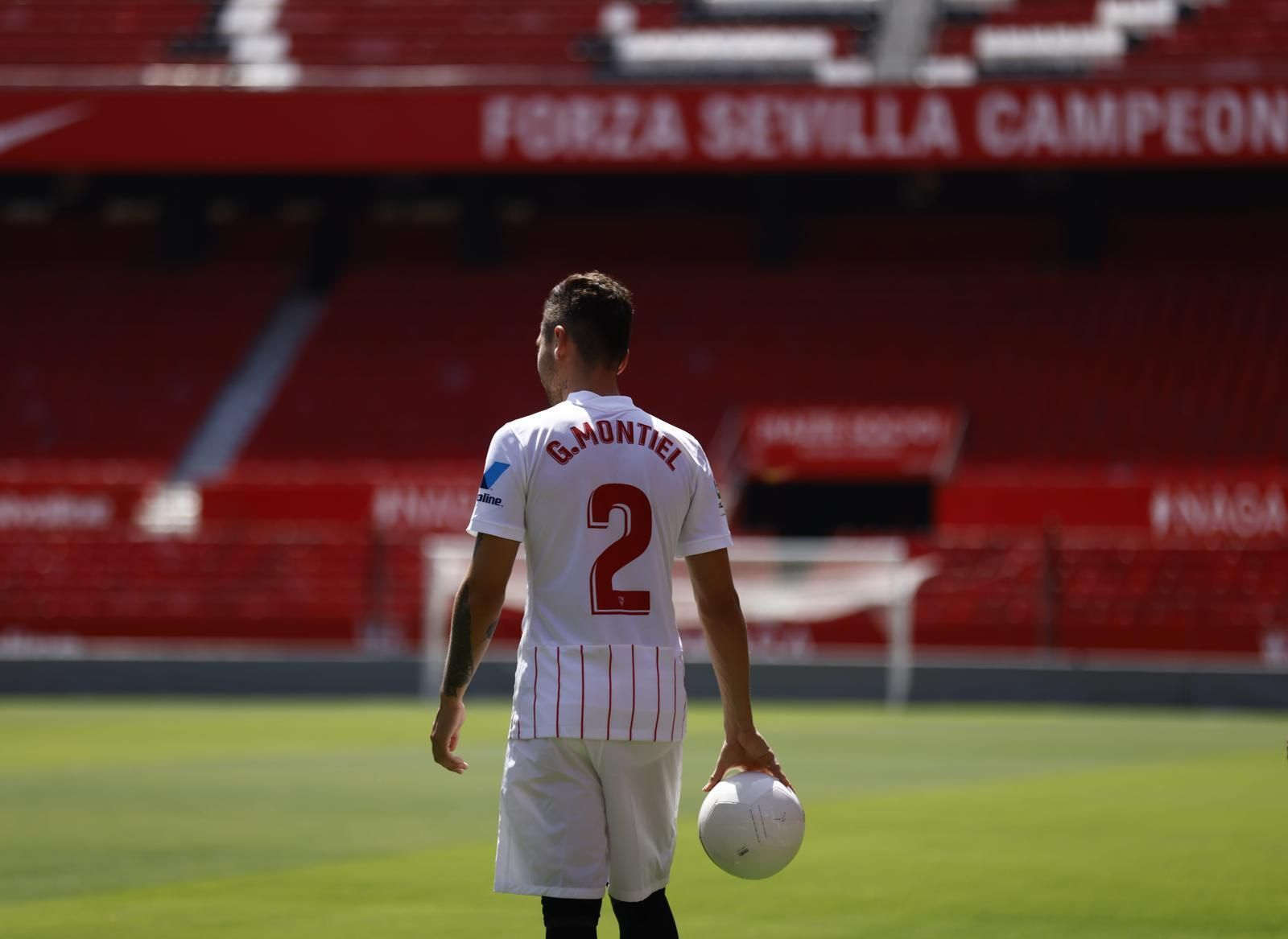 Montiel posa con su nueva camiseta en el Ramón Sánchez-Pizjuán.