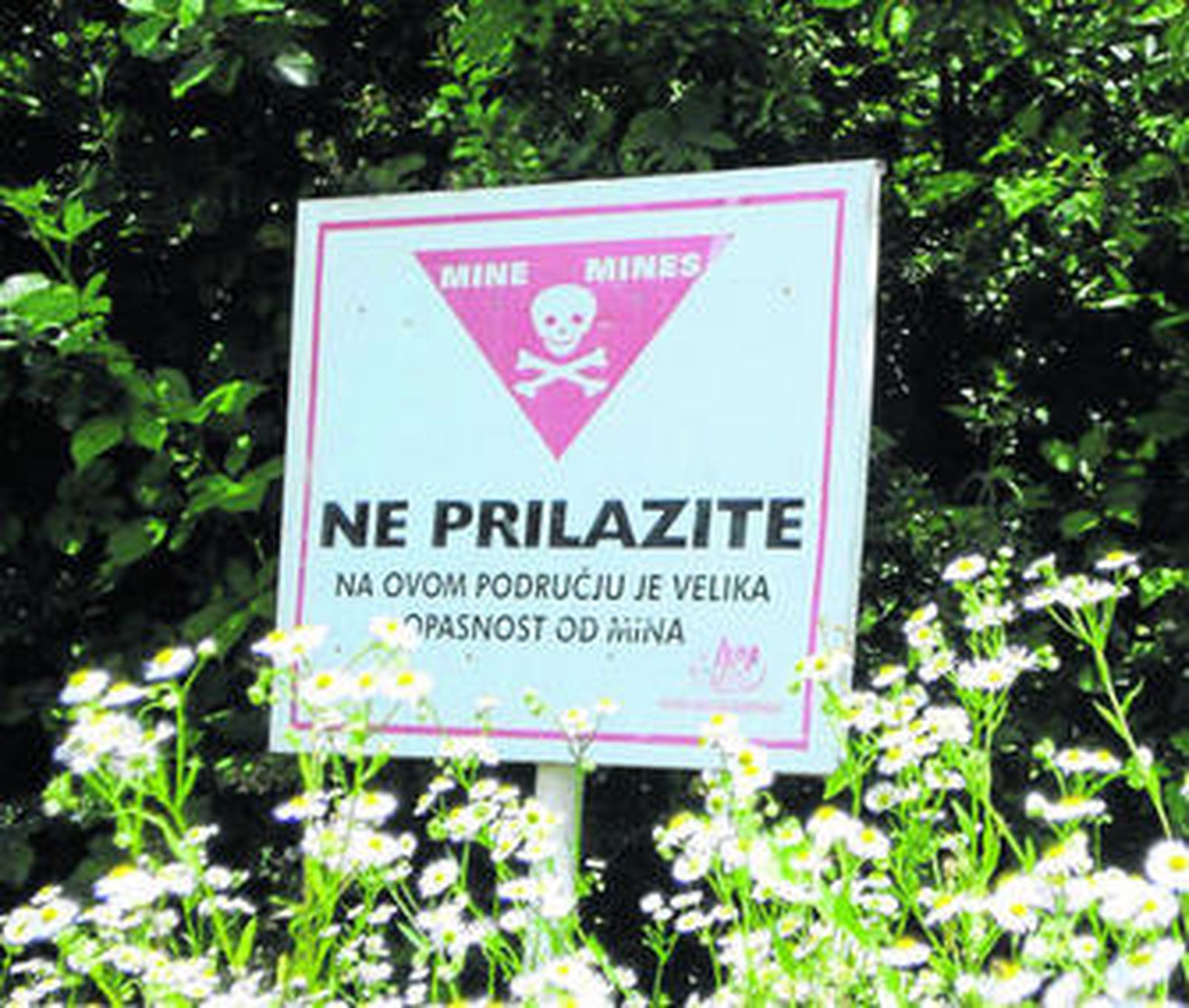 Carteles de advertencia que dicen "no os acerquéis" marcan las zonas donde todavía existen campos de minas.