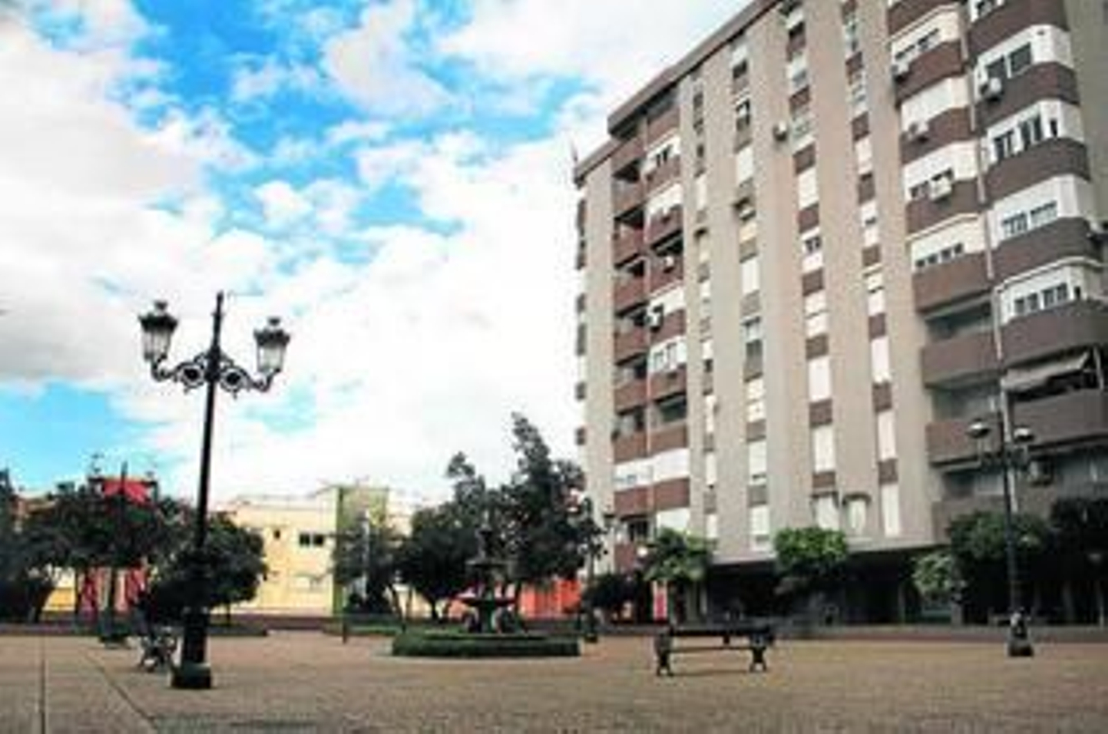 Las farolas de la Plaza Inmaculada, ayer a mediodía.