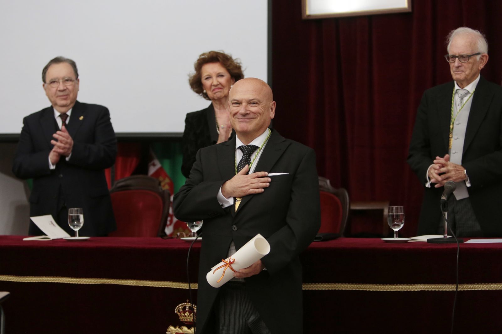 Bernardo Palomo agradece los aplausos del público tras recibir la medalla y el título de académico de Bellas Artes.