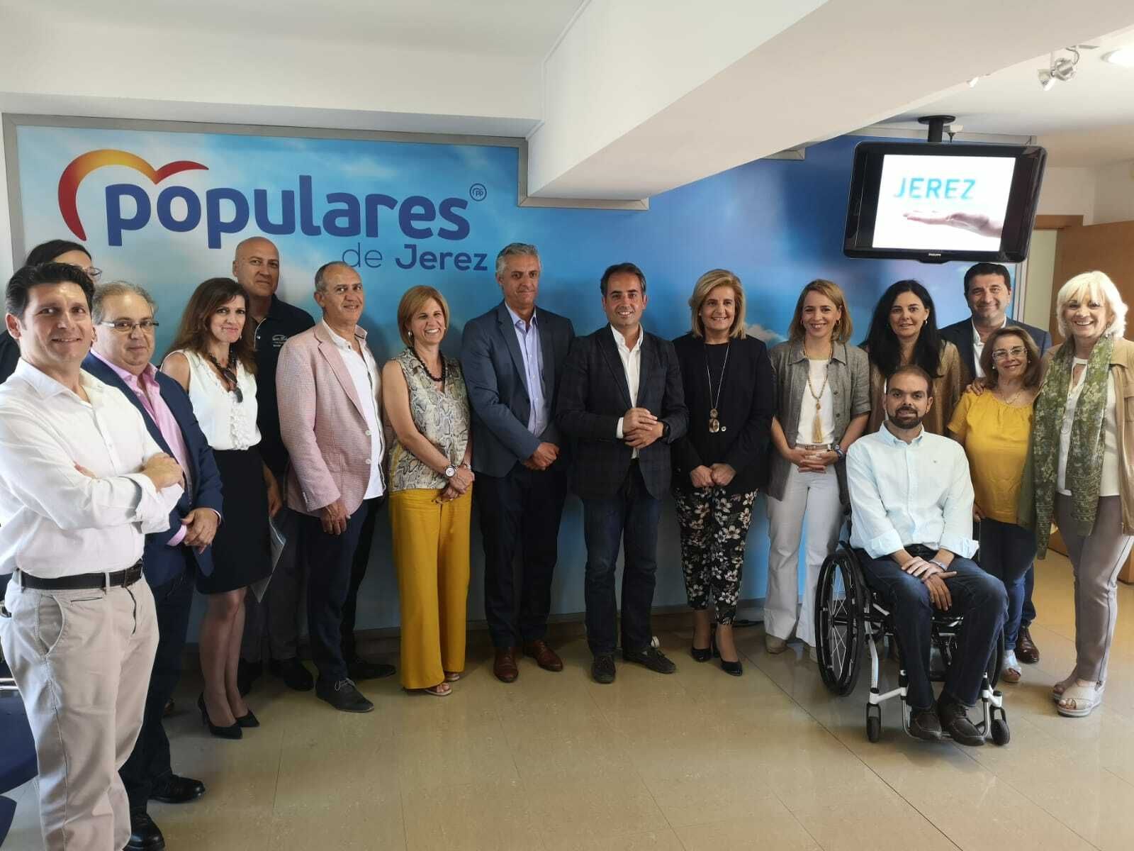Miembros del PP, entre ellos la ex ministra Fátima Báñez, con representantes de Adecosur.