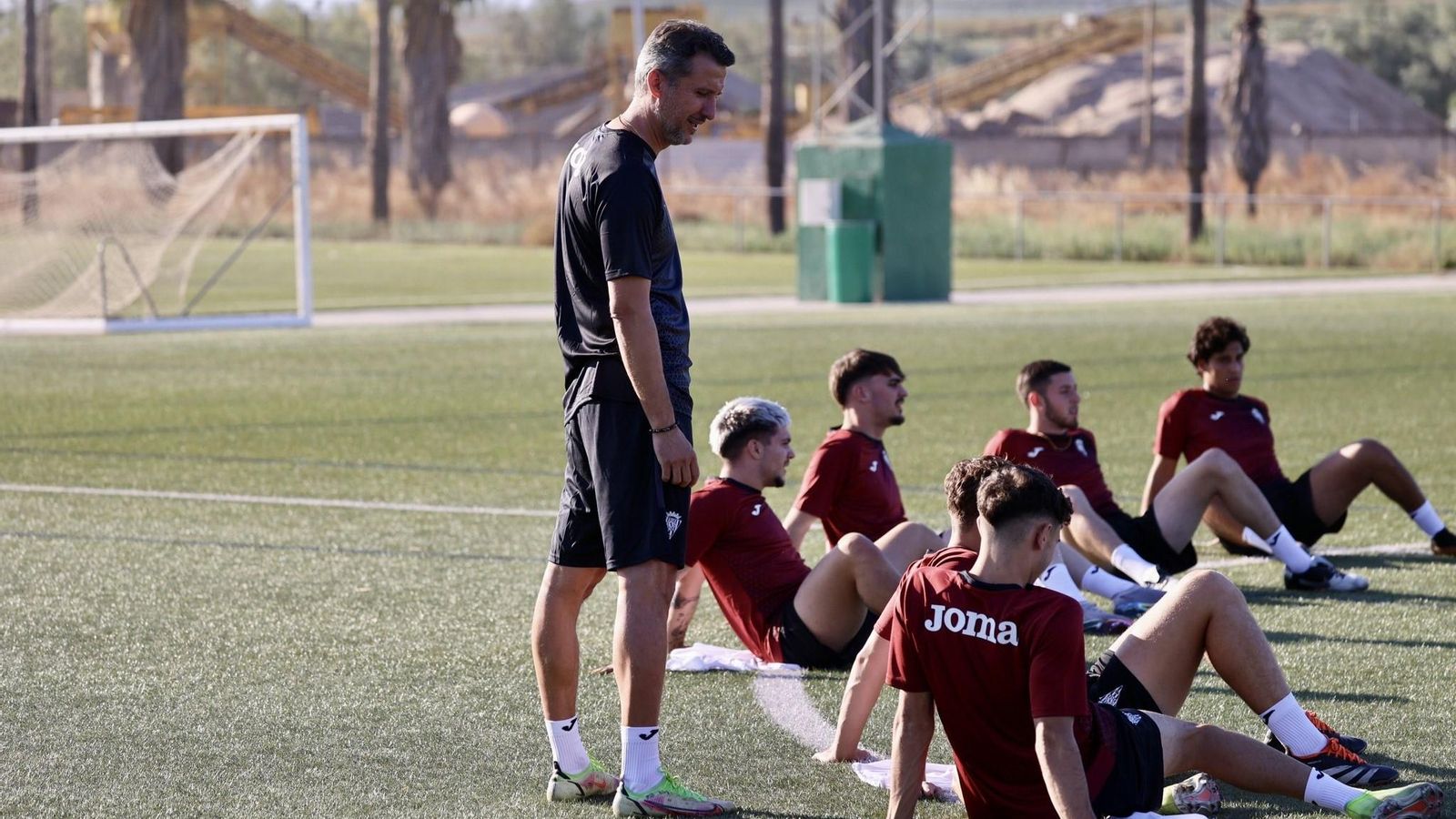 Gaspar Gálvez habla con sus jugadores en el primer entrenamiento del Córdoba B.