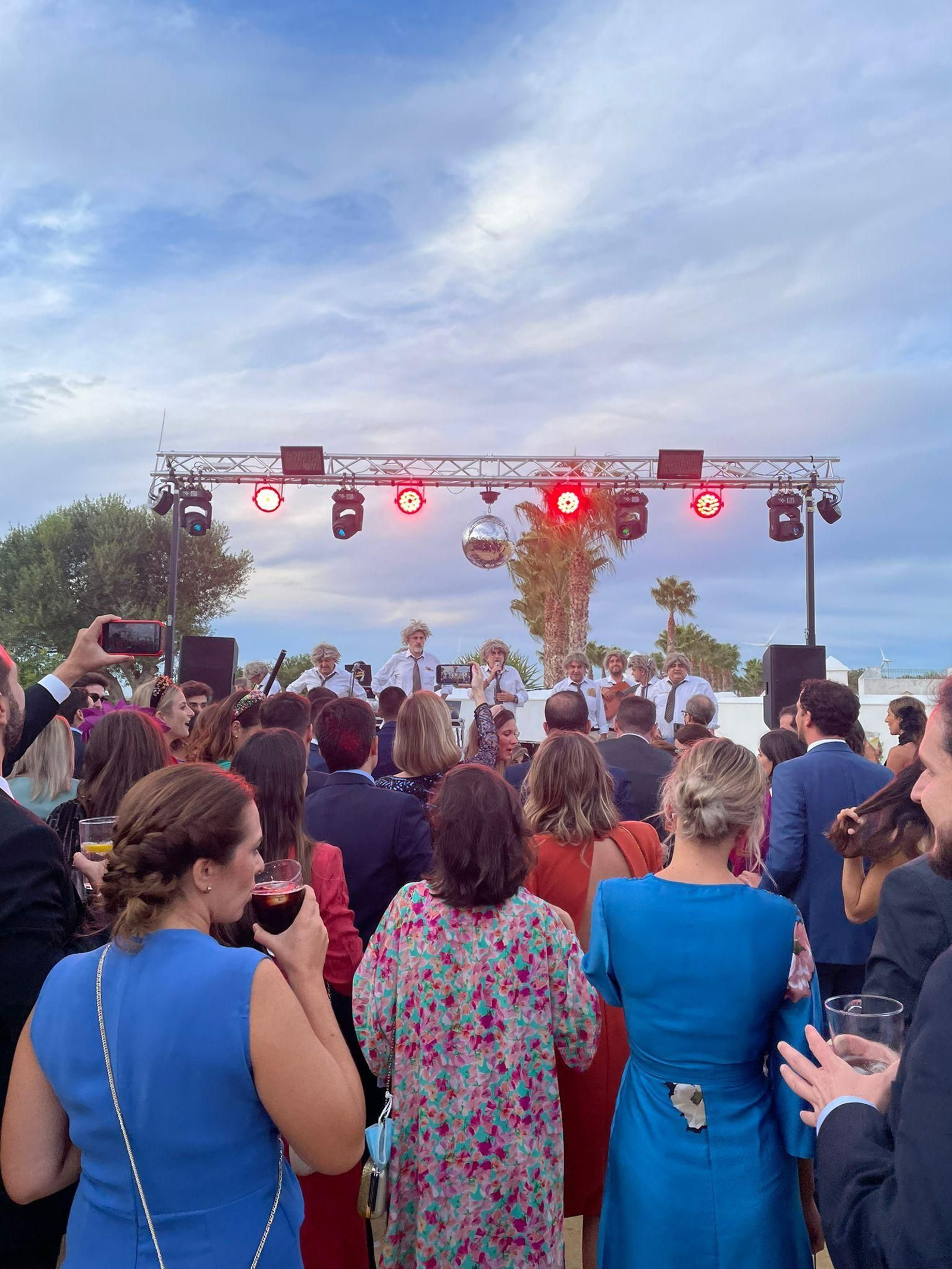 Invitados disfrutando de las actuaciones