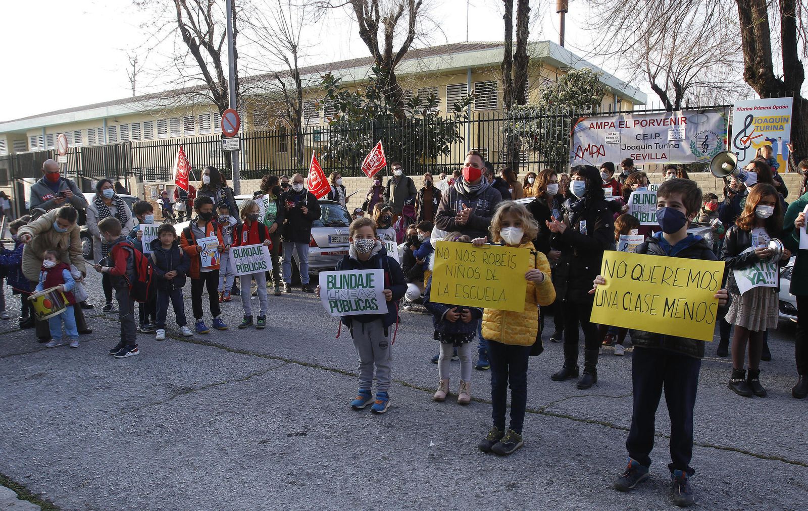 Protesta de las familias, alumnos y docentes por el cierre de una línea en el CEIP Joaquín Turina.