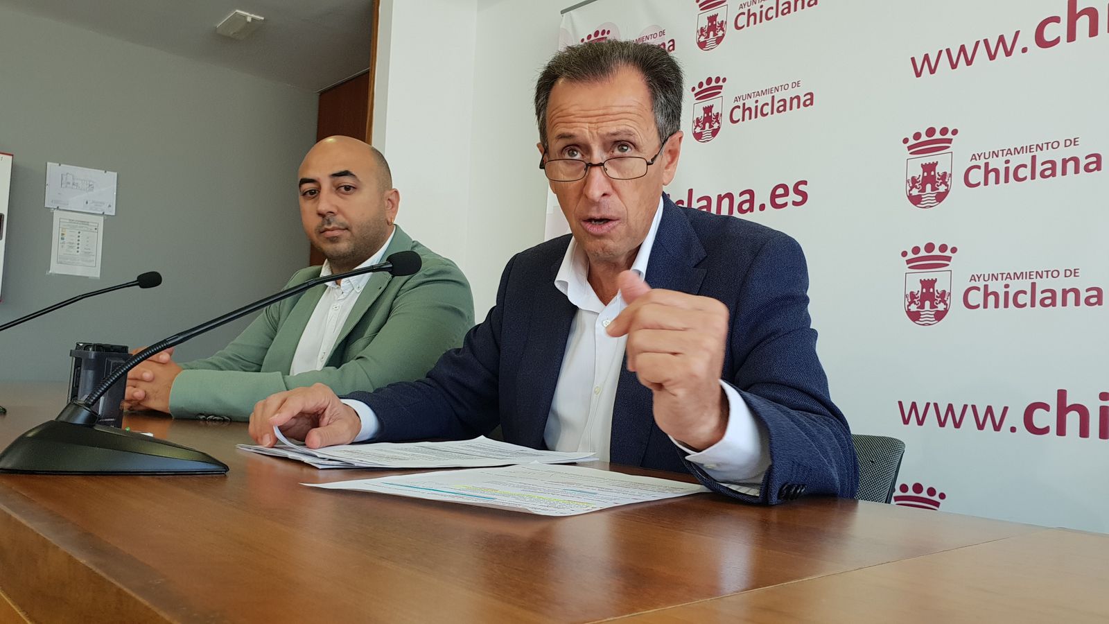 Josá María Román, ayer junto al edil de Fomento, Adrián Sánchez, durante el anuncio de la nueva medida laboral.