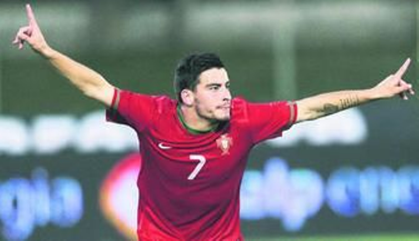 Agra celebra el tanto anotado ante Albania con la sub 21.