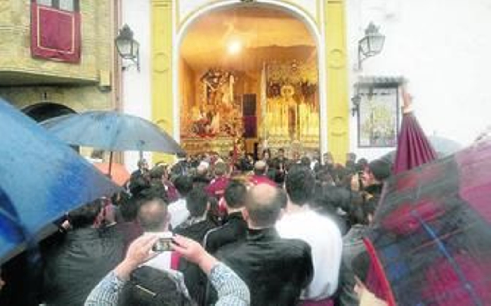 Paraguas ante el anexo a la iglesia de San josé y Espírtiu Santo.