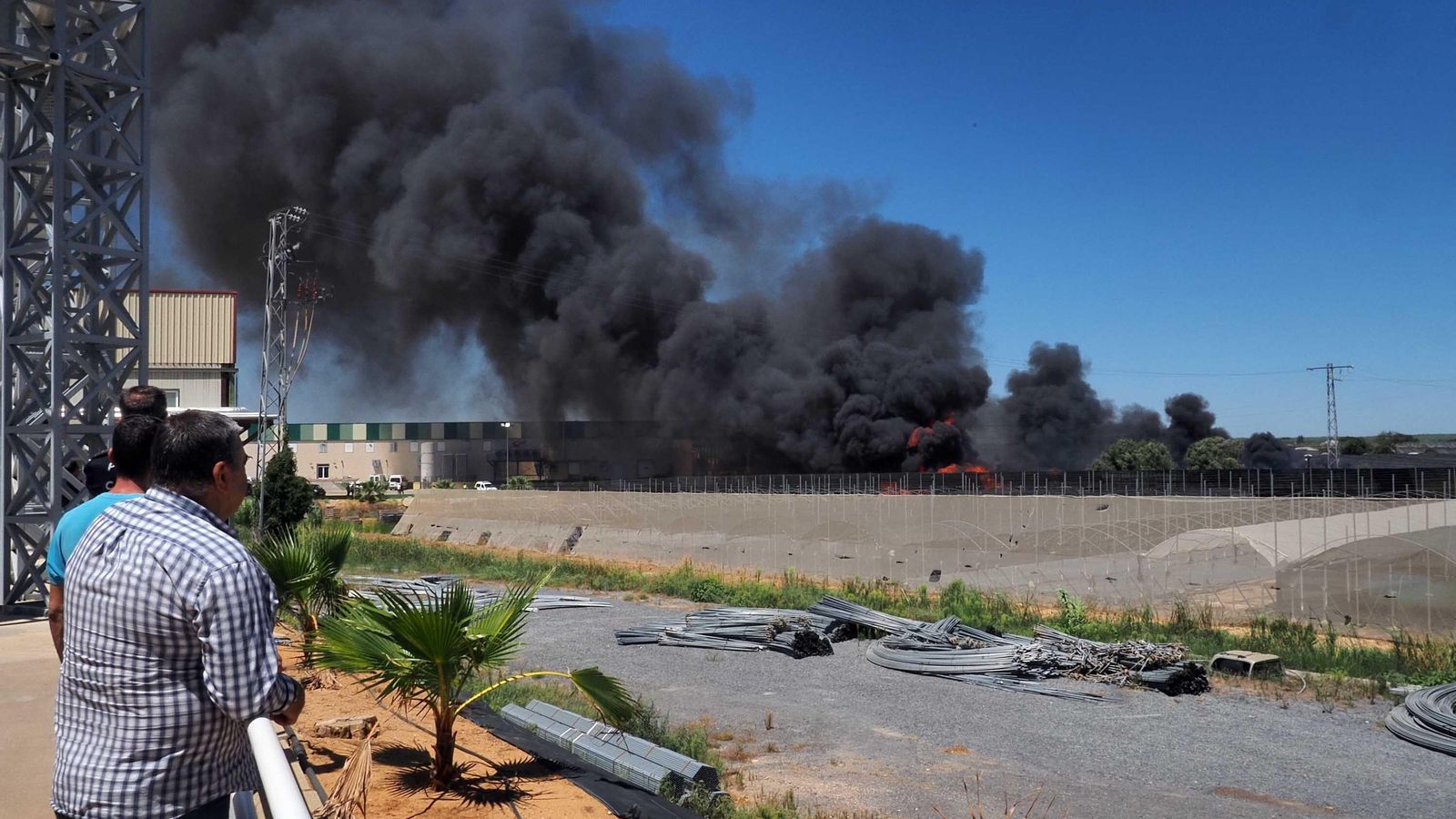 La intensa columna de humo negro fue visible desde todos los municipios de la zona