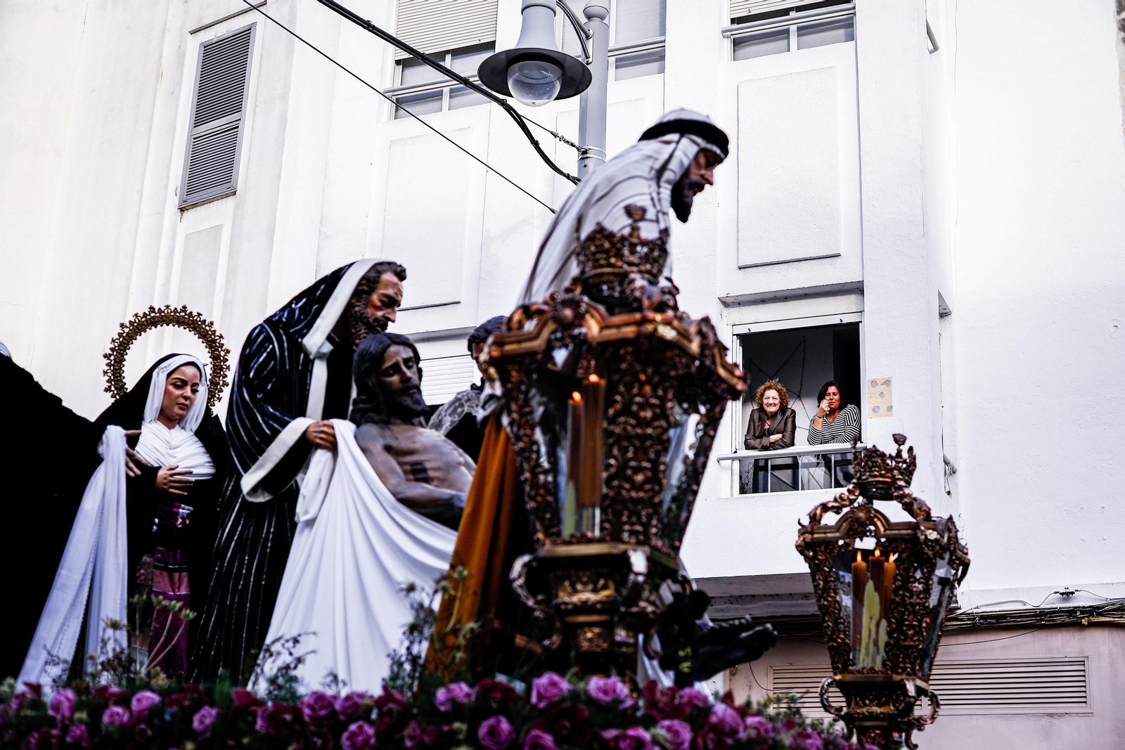 Imágenes de la salida de la Soledad en la Semana Santa de San Fernando 2025