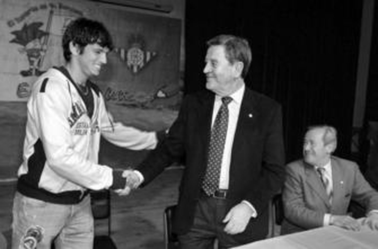 Mark González y José León se saludan en el Colegio Sagrada Familia de Urgel, en el barrio de Nervión.