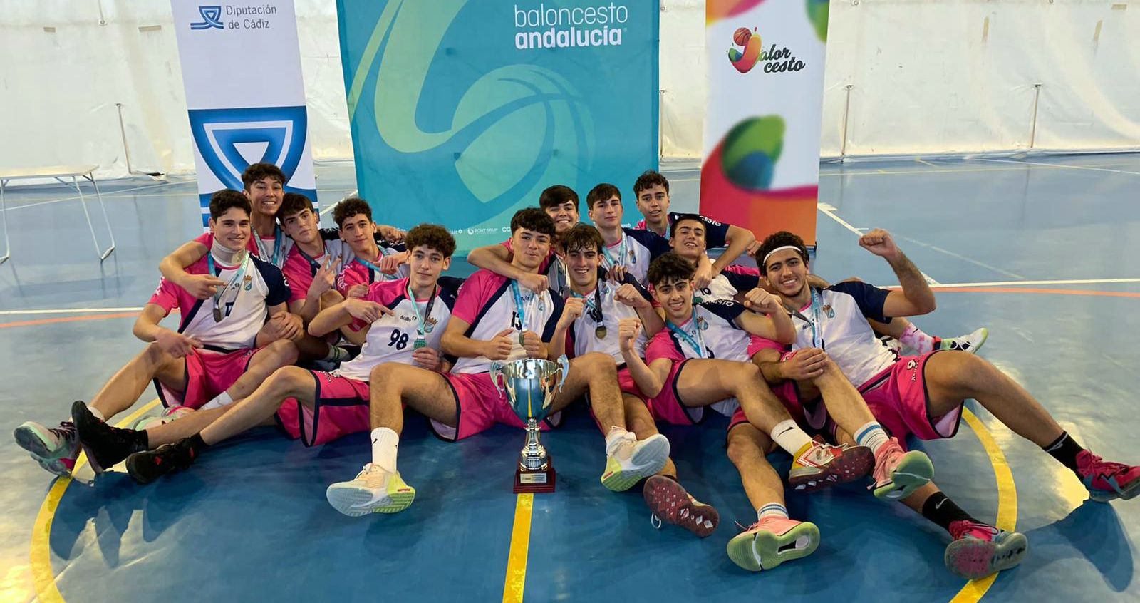 Los juniors del Baloncesto Xerez celebran el título provincial.