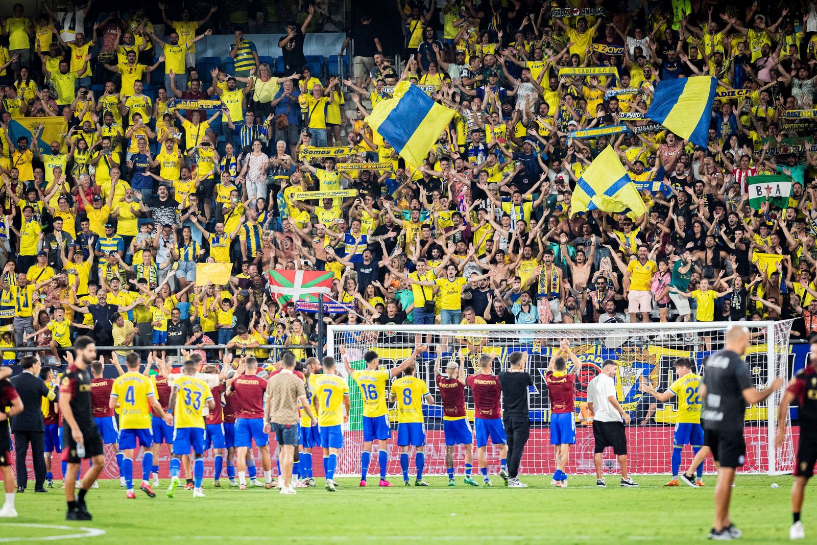 Los jugadores del Cádiz se dirigen a sus aficionados en una imagen de archivo de 2023.