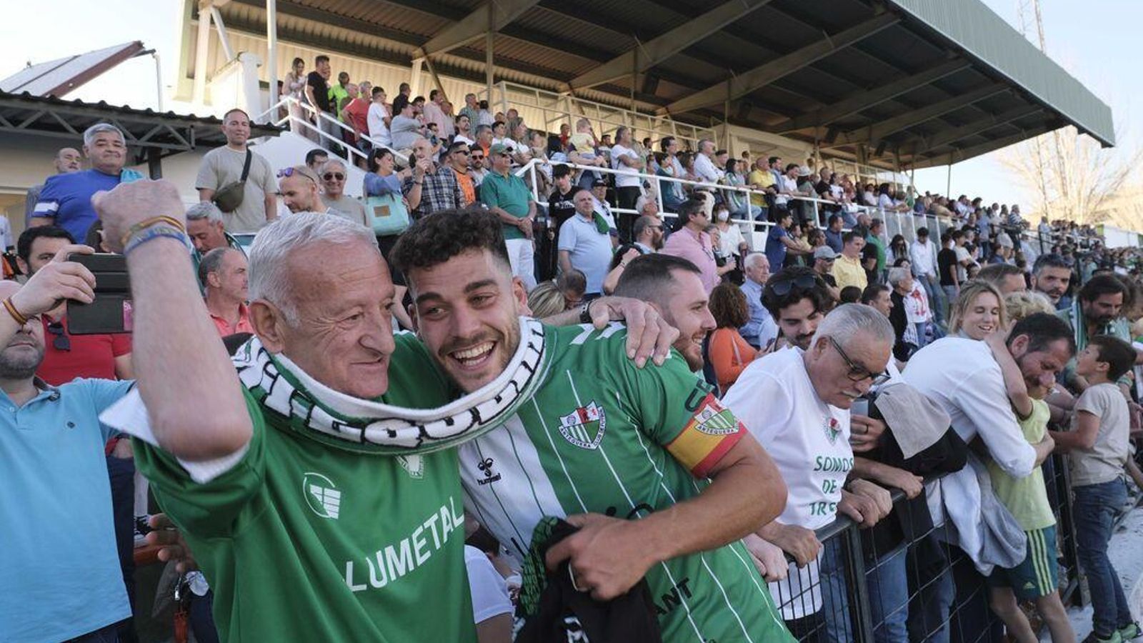 Luis Alcalde celebrando el ascenso con los aficionados. Luis Alcalde celebrando el ascenso con los aficionados.