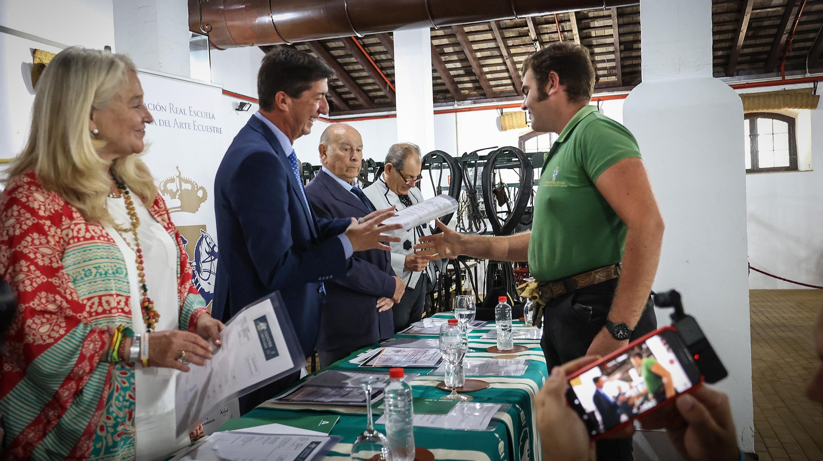 Entrega de notas y diplomas de fin de curso en la Real Escuela Entrega de notas y diplomas de fin de curso en la Real Escuela