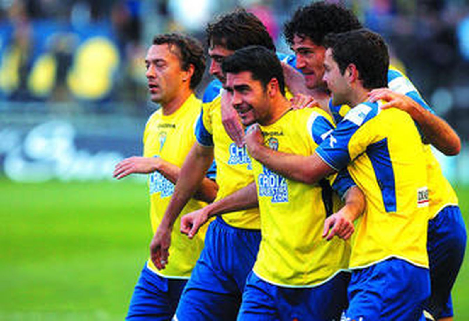 Enrique (en el centro) fue el asistente del único gol de su equipo.