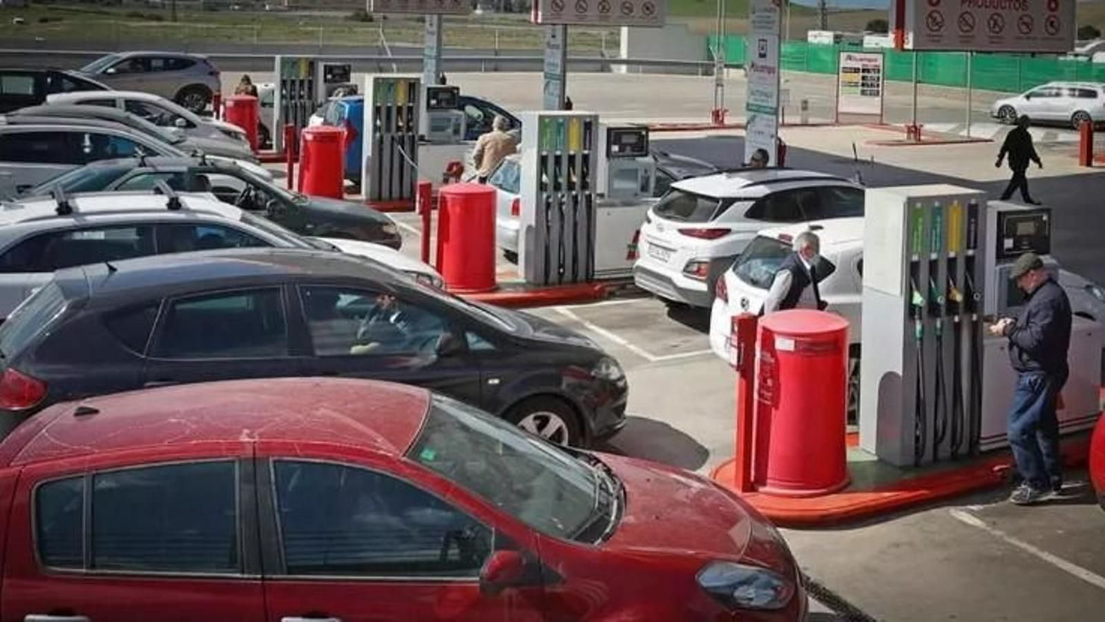 Vehículos repostando en una gasolinera automática. Vehículos repostando en una gasolinera automática.