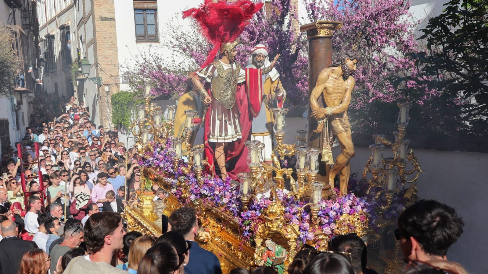 La Crónica del Jueves Santo de Granada 2026: Renacimiento mariano en ...