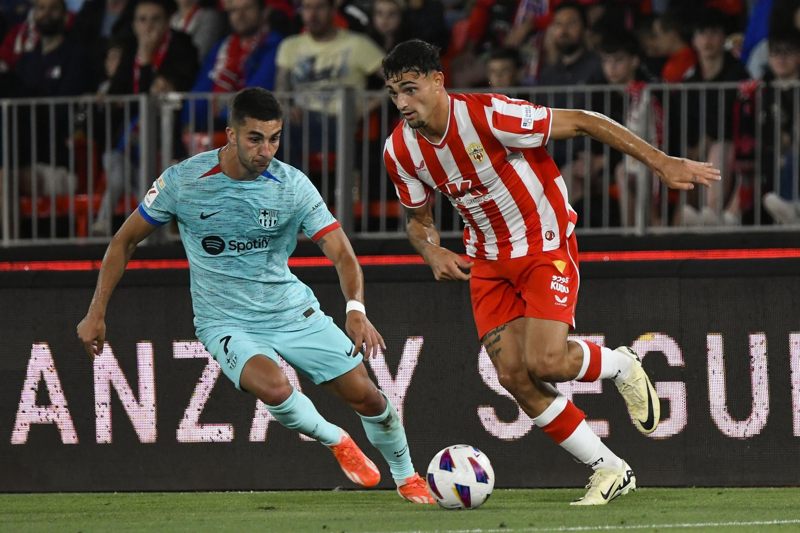 Pubill se va de Ferrán Torres en el duelo ante el Barça en el Power Horse