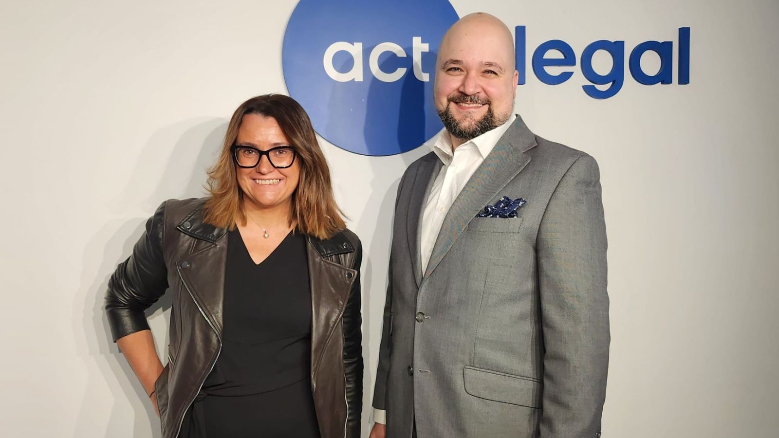 La socia directora de Act Legal Spain, Cristina de Santiago, junto a Jesús Redondo, el nuevo director de la oficina de Sevilla.
