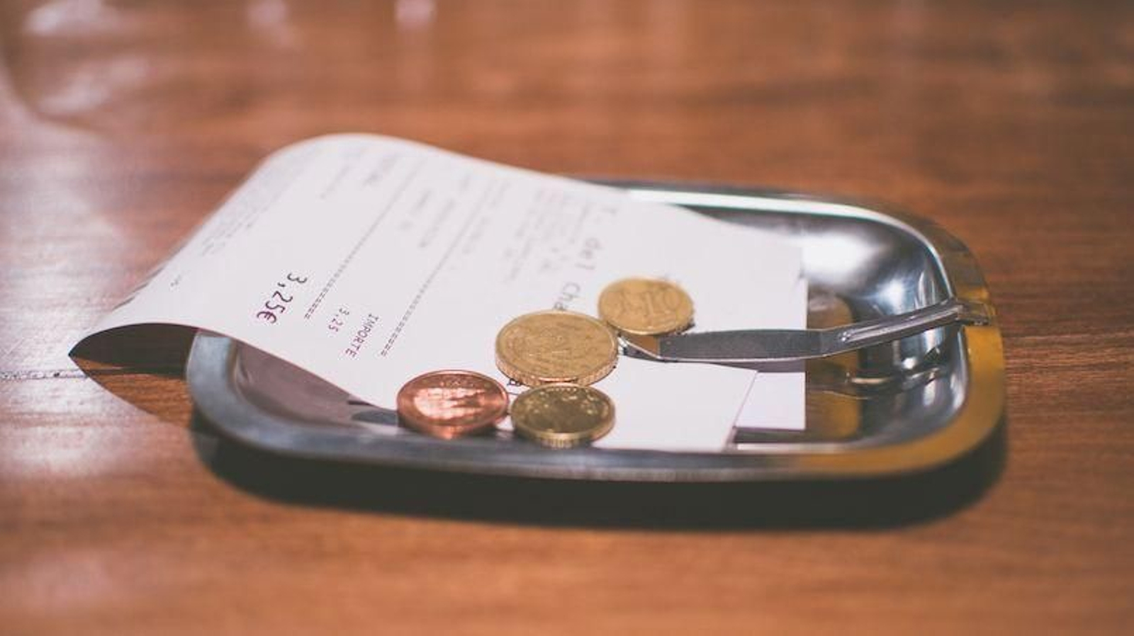 ¿Tengo que pagar por un vaso de agua de grifo en un bar?