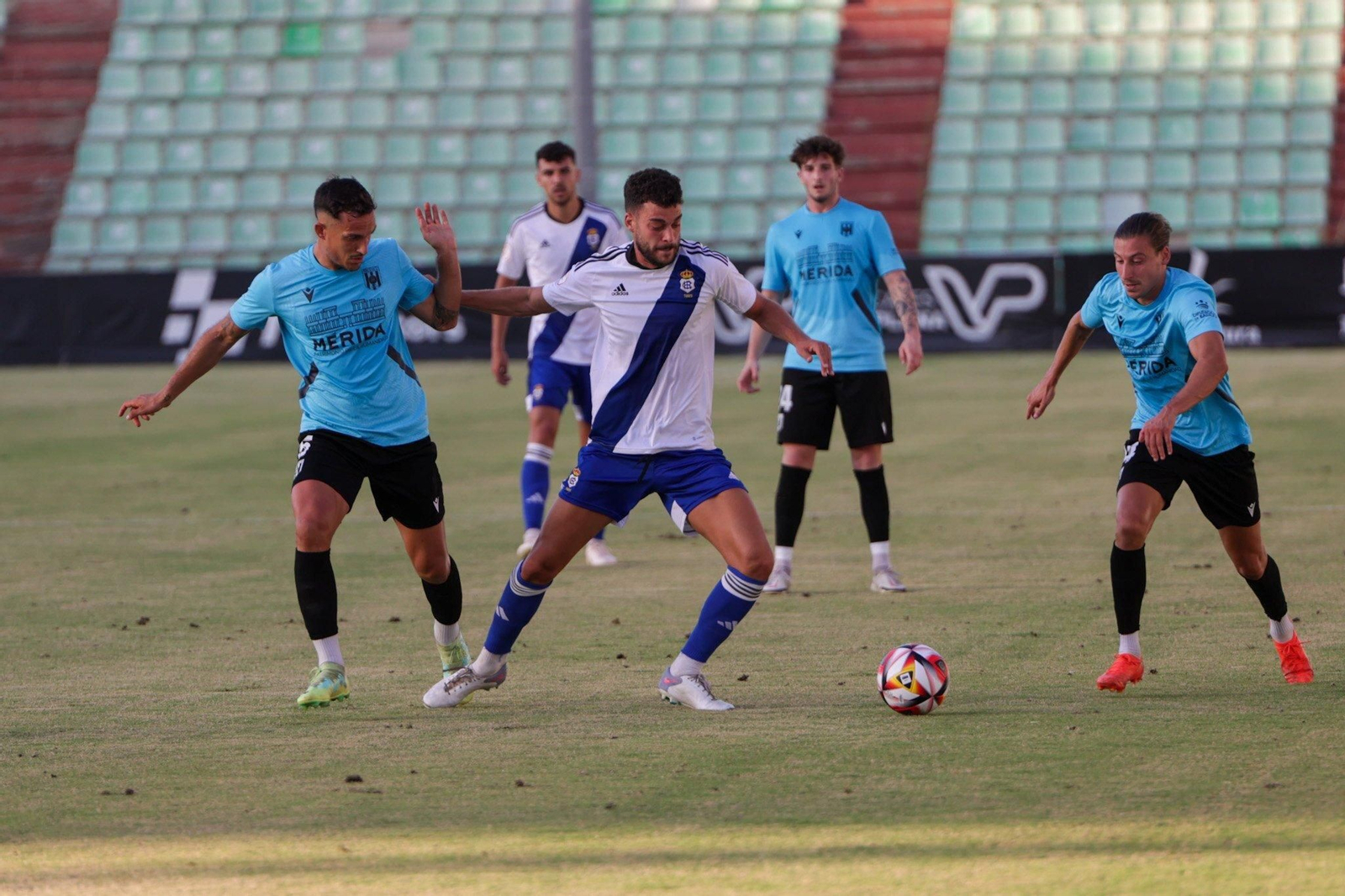 Luis Alcalde, durante una jugada del partido con la AD Mérida