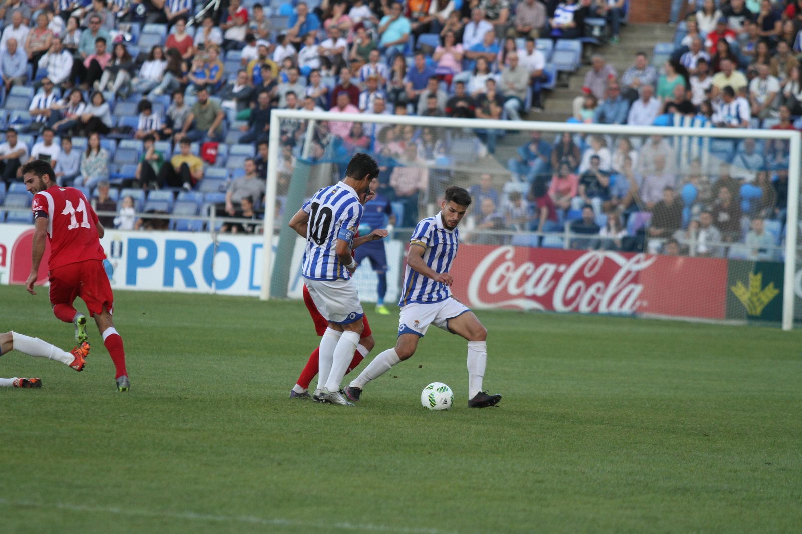 José Alonso intercepta un balón en el encuentro contra el San Fernando de la última jornada del campeonato.
