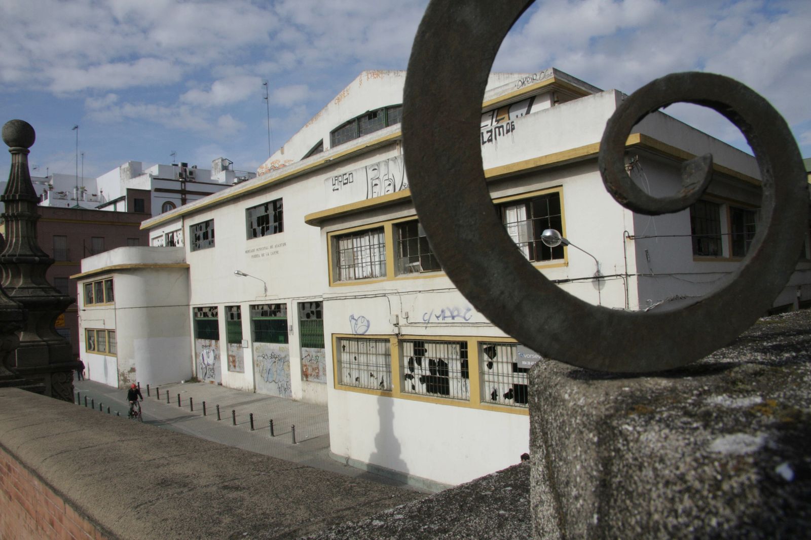 Entrada principal de la antigua plaza de abastos.
