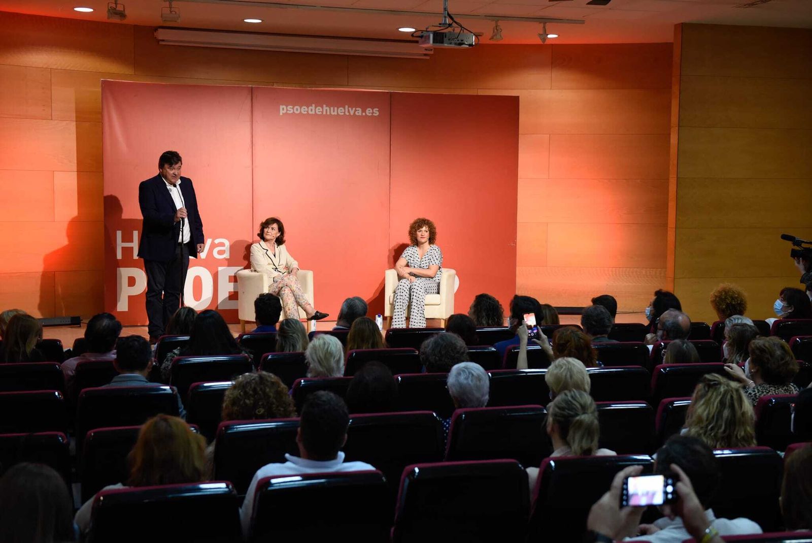 Gabriel Cruz presenta el acto junto a Carmen Calvo y María Eugenia Limón en el edificio de la Gota de Leche.