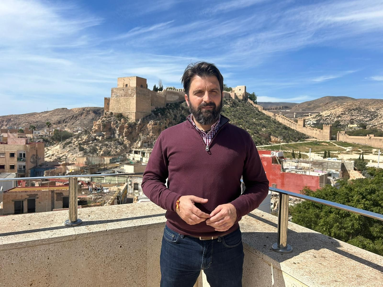 Juan Francisco Rojas con la Alcazaba de fondo