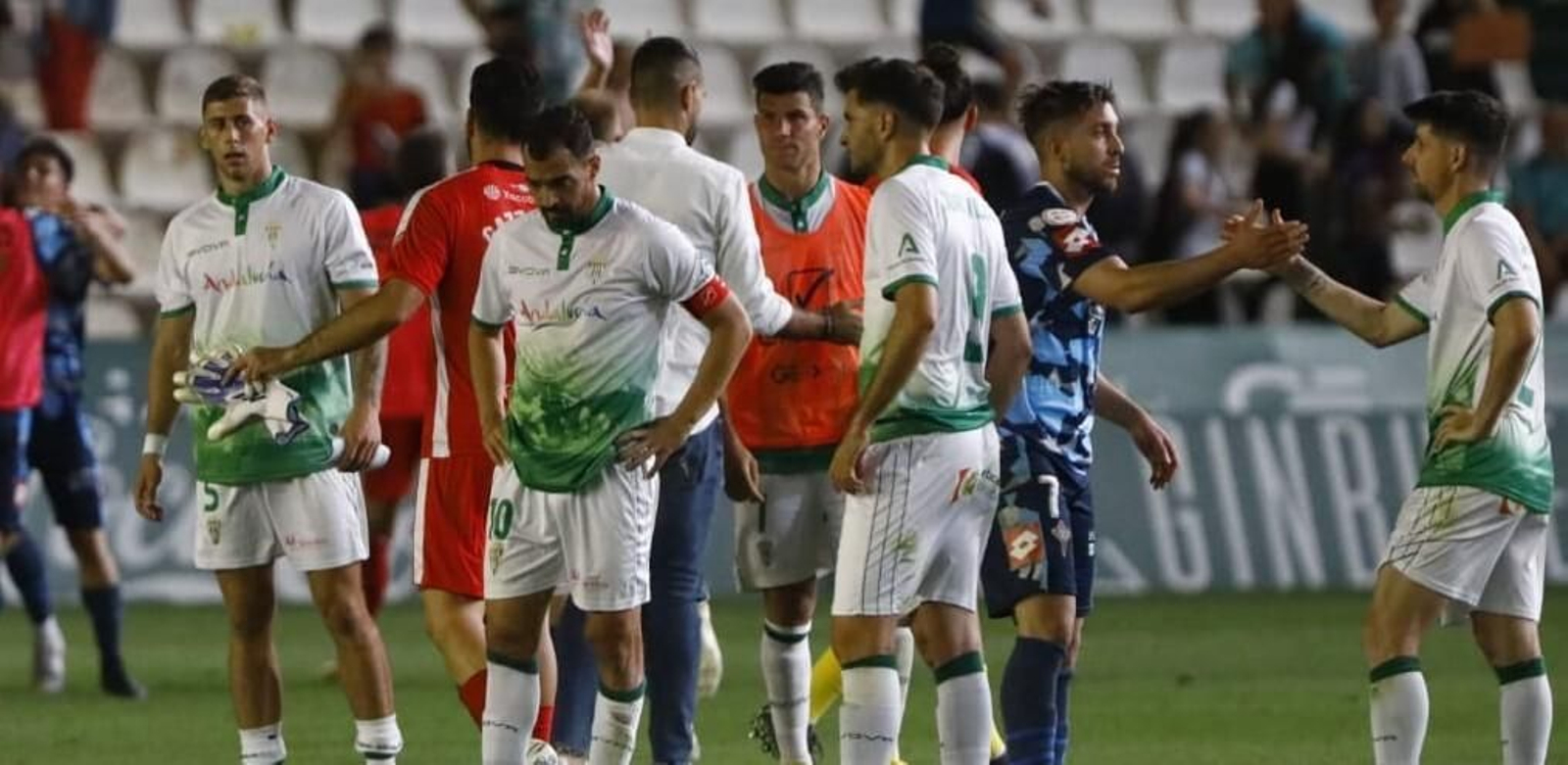 Los jugadores del Córdoba CF, abatidos por la derrota al término del Córdoba CF - Racing Ferrol.