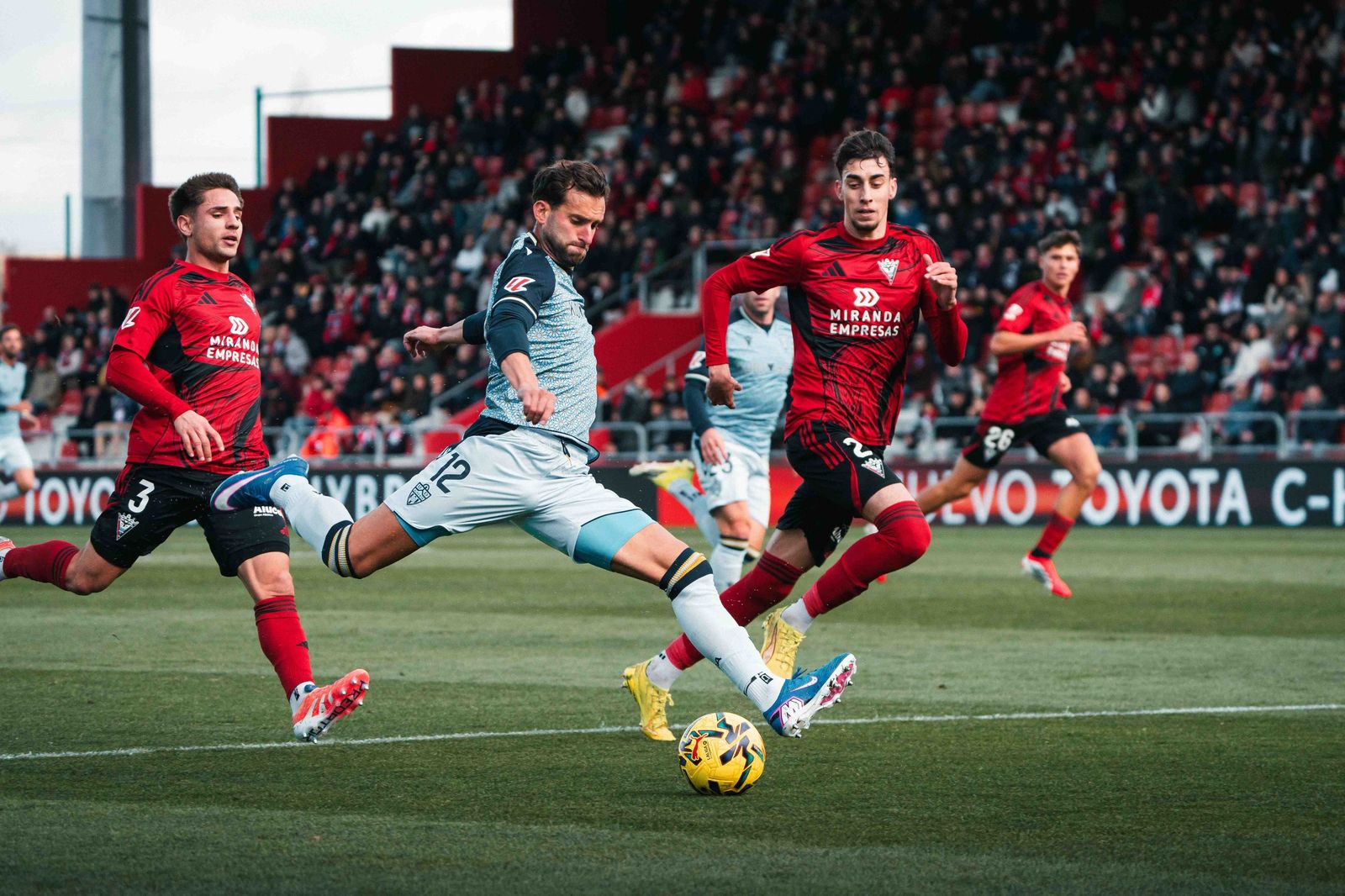 Baptistao, que formó dupla ofensiva con su compatriota Thalys, realiza un remate a puerta