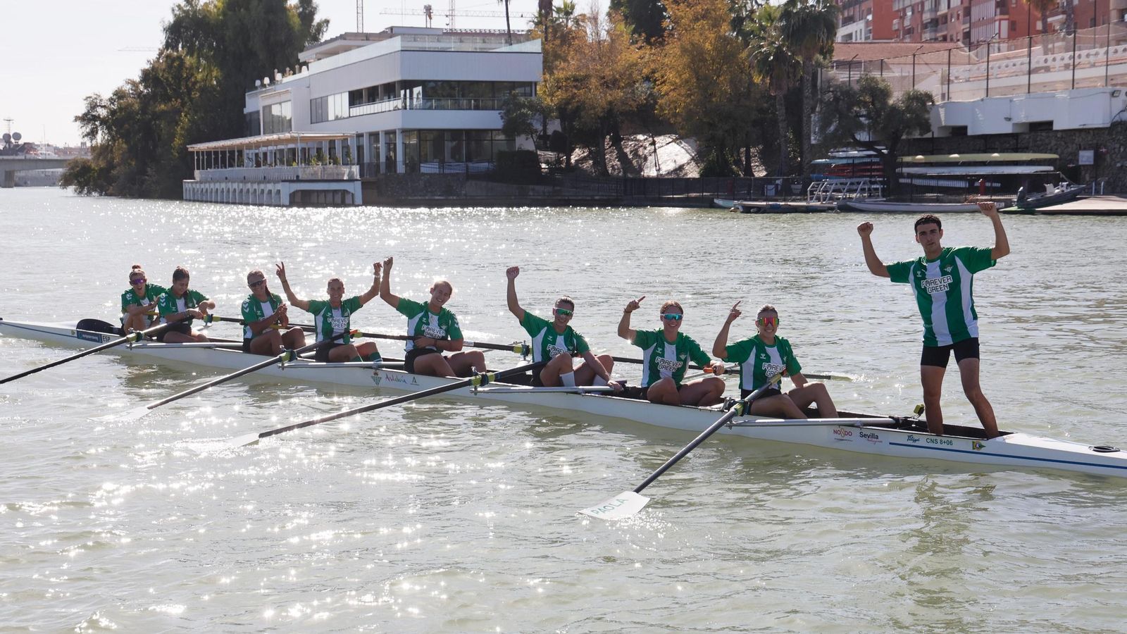 El bote verdiblanco celebra eufórico su triunfo en la regata femenina.