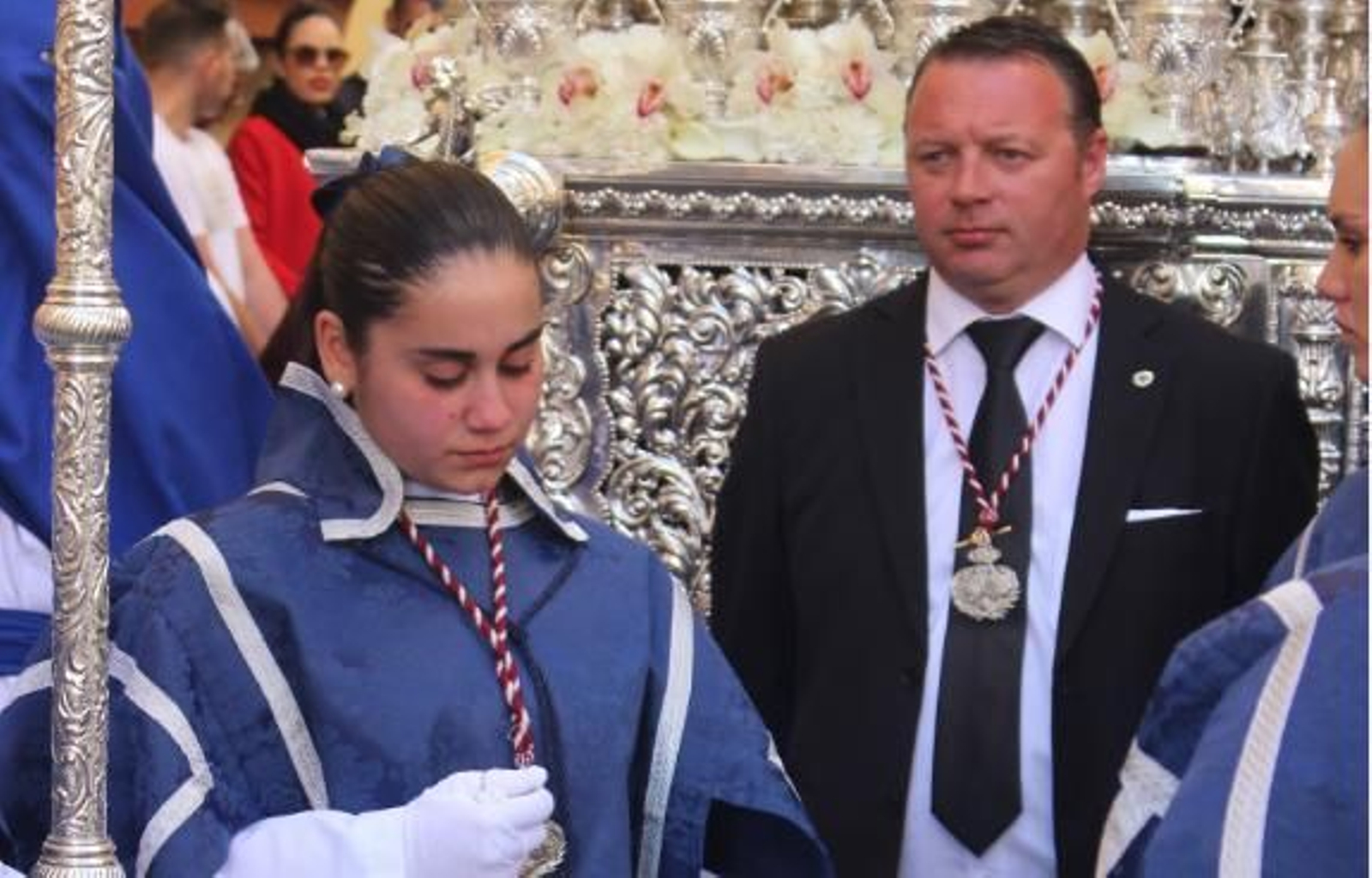 Antonio Jaén ante el paso de la Virgen de la Estrella