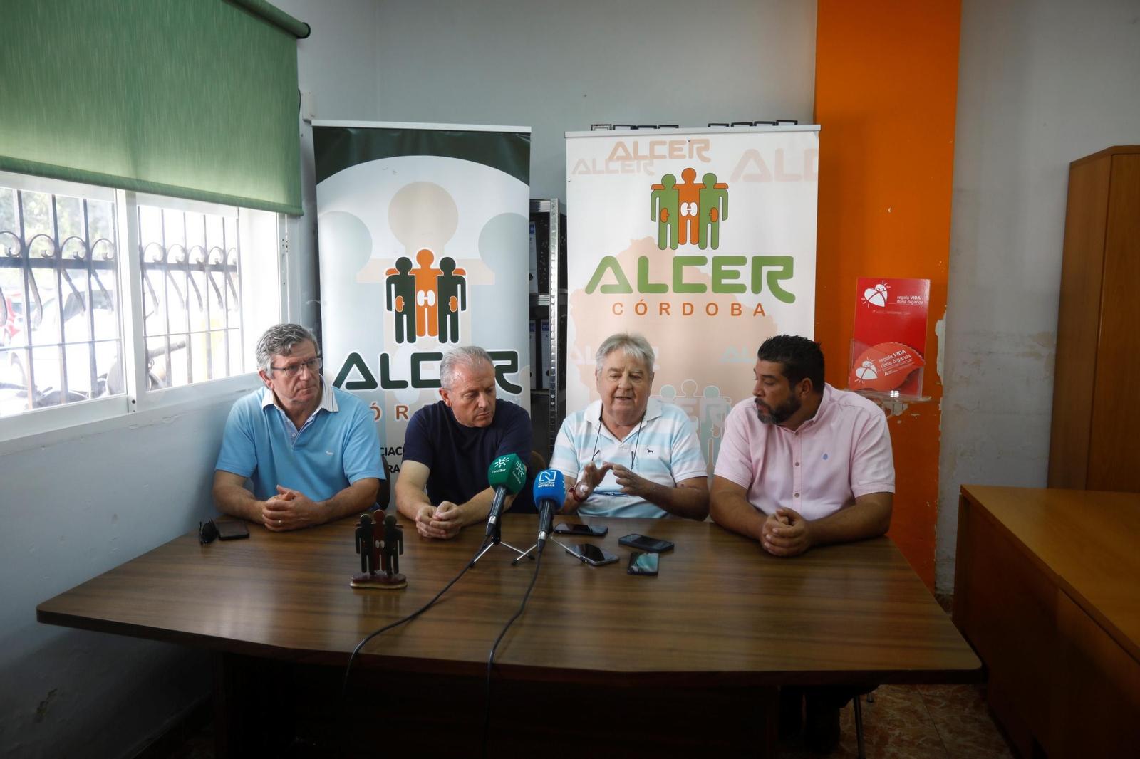 Representantes de las asociaciones de taxistas y el presidente de Alcer, cuentan la situación tras la supresión del convenio.