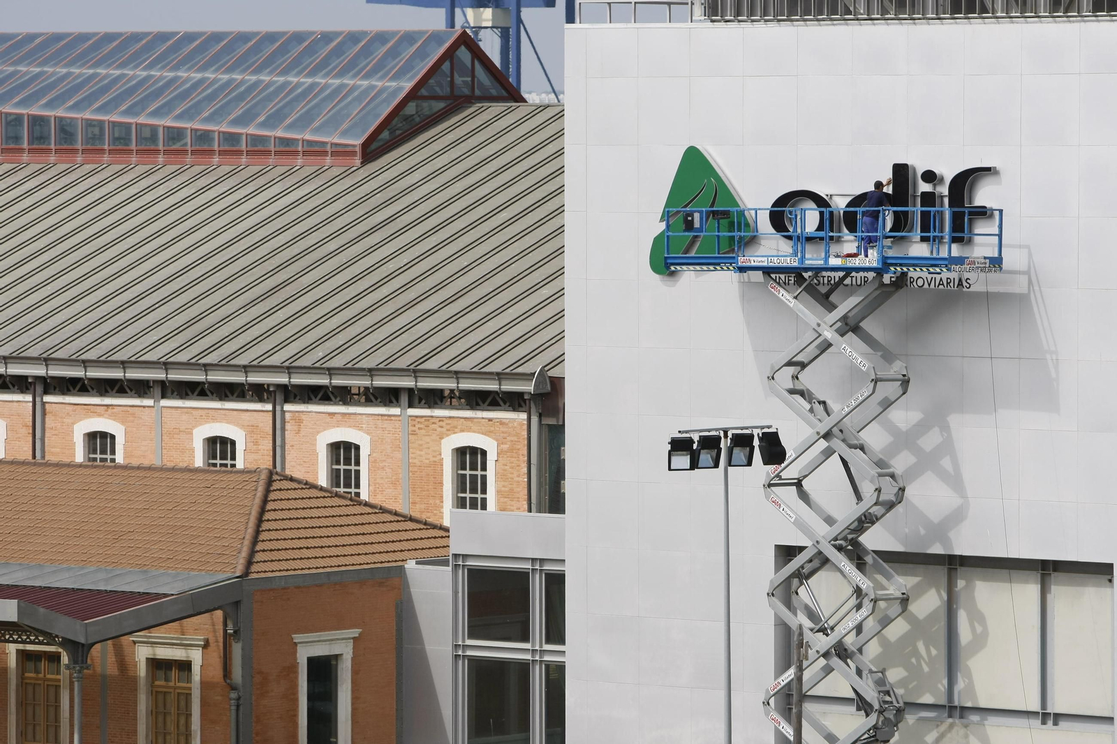 Instalación del cartel de Adif cuando se instaló en la estación en 2008.