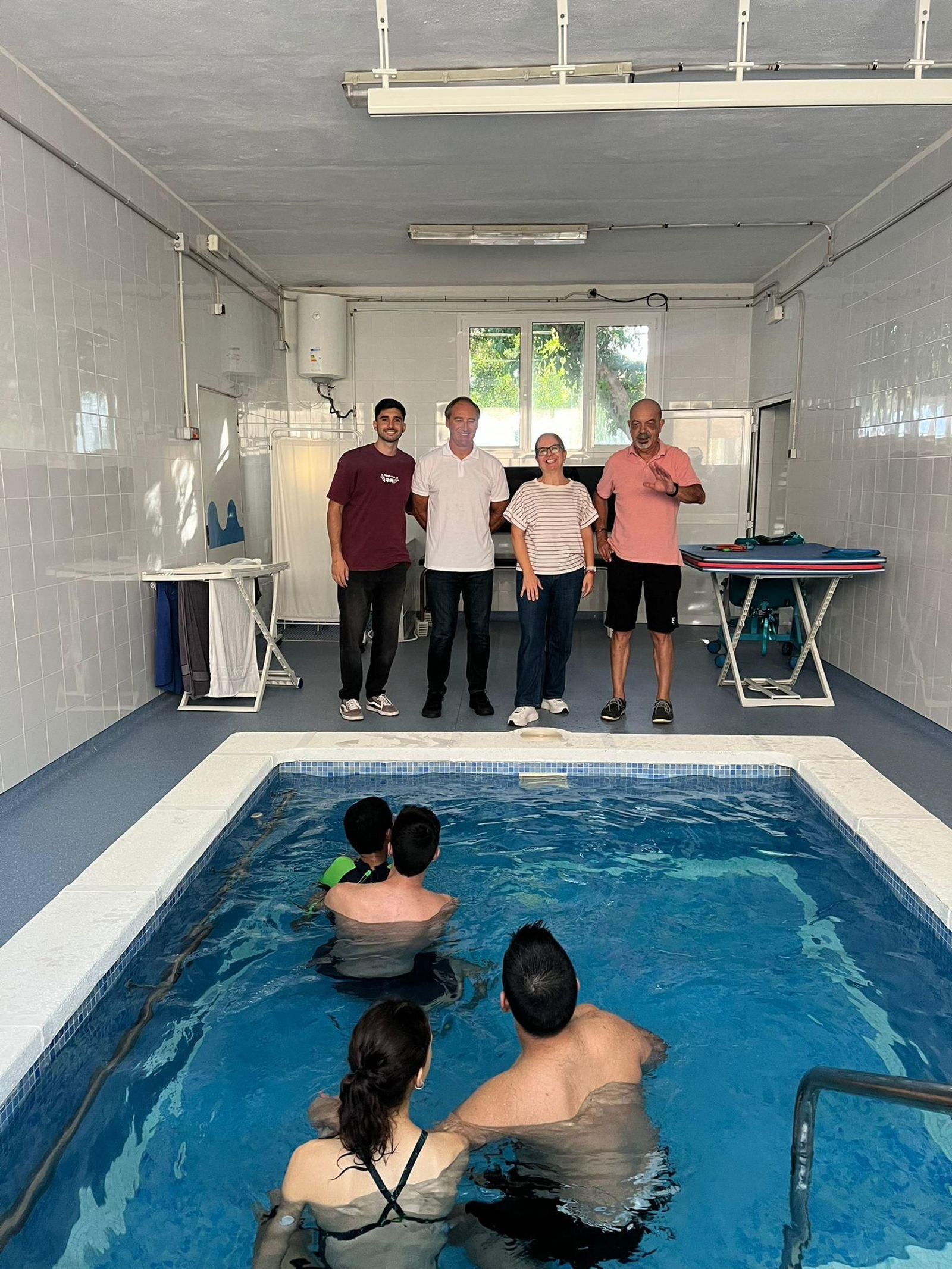 El concejal de Deportes, Antonio Casimiro, durante su visita a la piscina del Colegio Princesa Sofia.