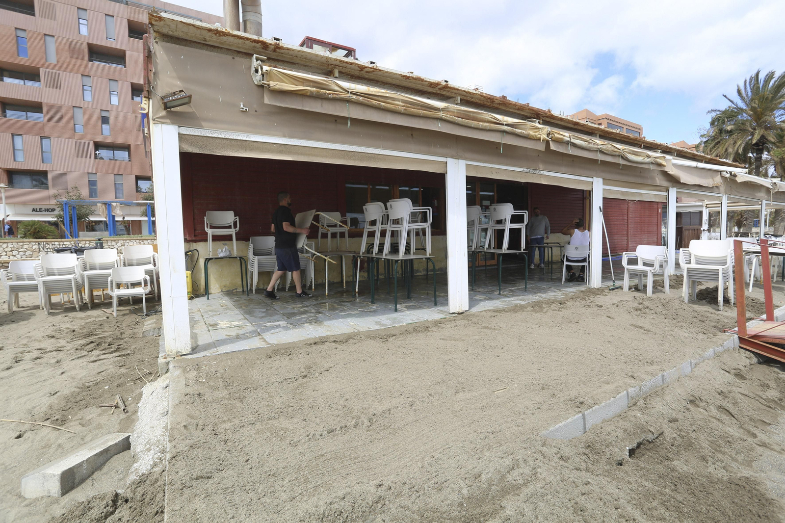 Las fotos de los trabajos en los paseos marítimos y chiringuitos de Málaga para paliar los efectos del temporal