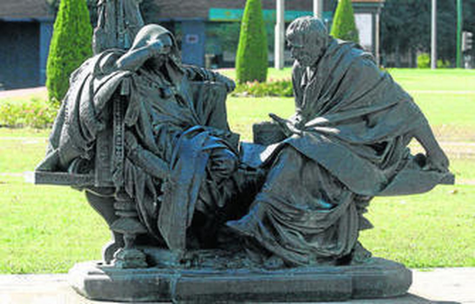 Estatua de Séneca y Nerón en los Llanos del Pretorio.