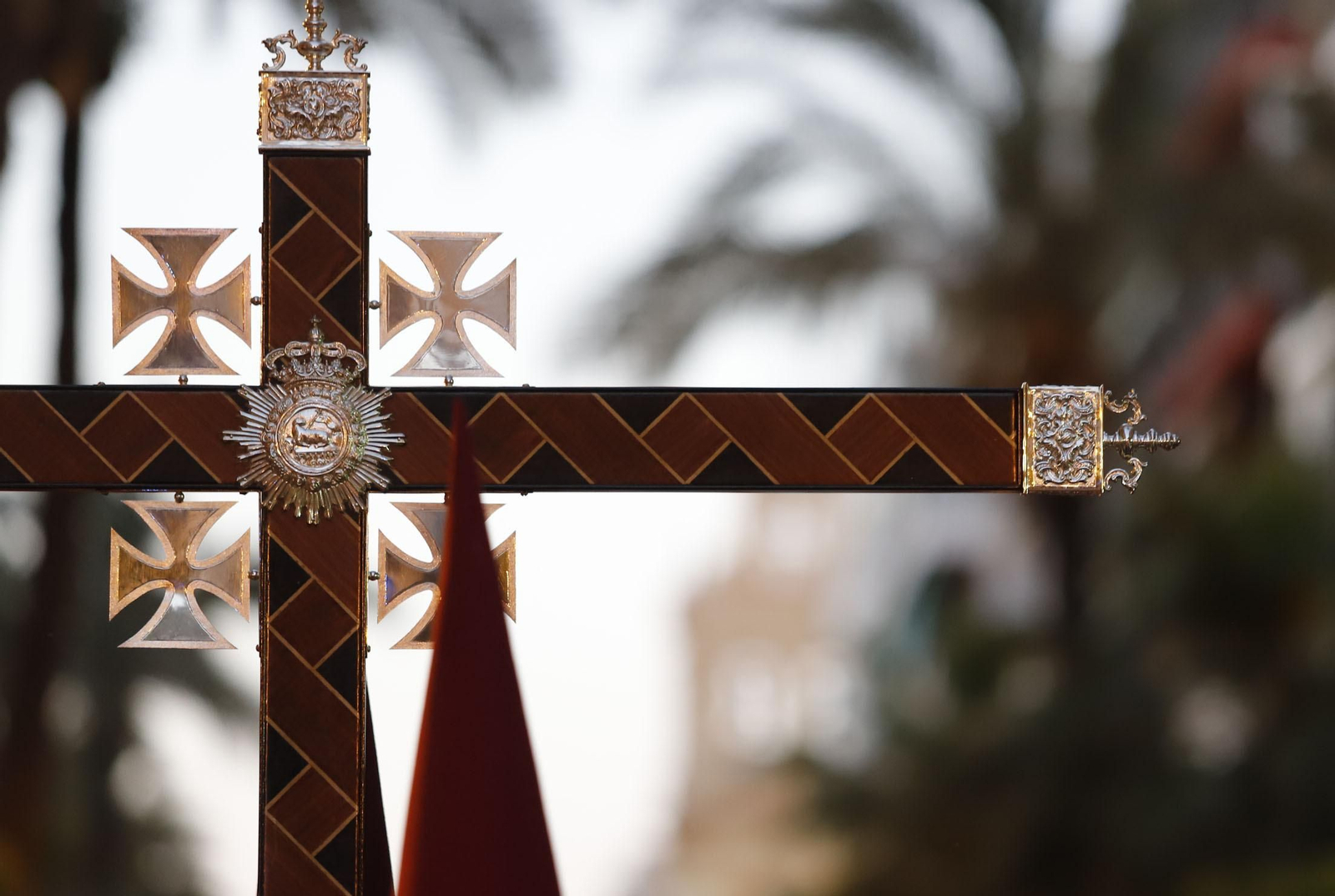 La Hermandad de Los Judíos en su recorrido por las calles de Huelva en el Jueves Santo