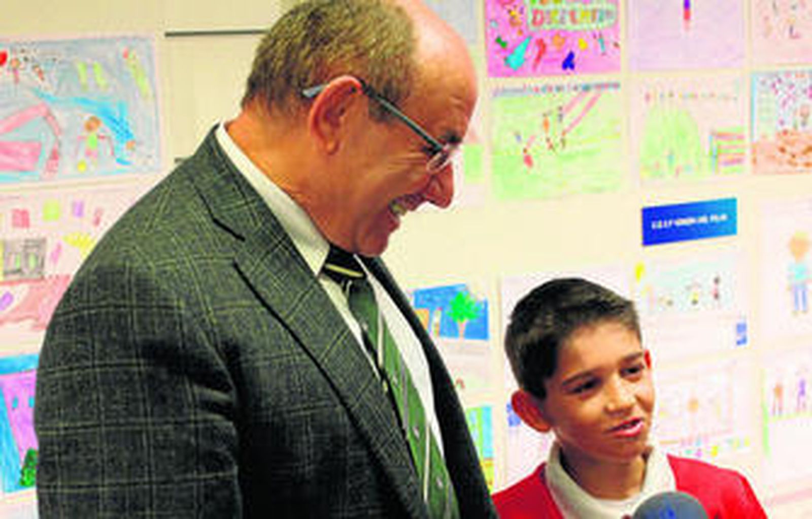 El concejal de Educación, Bernabé Ramírez, junto al pequeño vencedor, ayer.