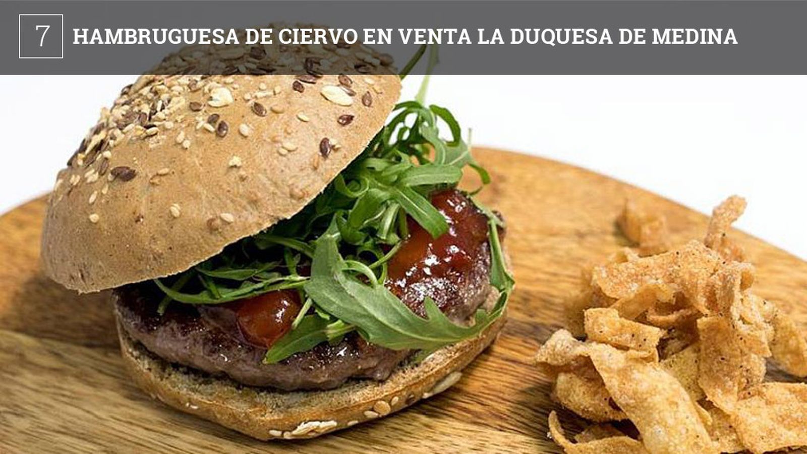 Explican en La Duquesa de Medina que empezaron a hacerla hace tres años; cuando muchos establecimientos optaron por hacer hamburguesas con carne de ternera retinta, ellos quisieron marcar la diferencia. Así nació la hamburguesa de venado, una receta que desde entonces ha conseguido una gran aceptación entre sus clientes. Se trata, según explica Andrés Rodríguez, de una hamburguesa realizada con carne de ciervo, una carne poco frecuente de ver en este tipo de elaboraciones, y menos aún cuando ellos empezaron a elaborarlo. De hecho, en la venta creen haber sido los primeros en la provincia en ofrecerla. Lleva también tomate trufado, rúcula, crujiente hecho de pasta wan tun… y se sirve en un pan de centeno. El precio  de esta elaboración es de 7 euros.
