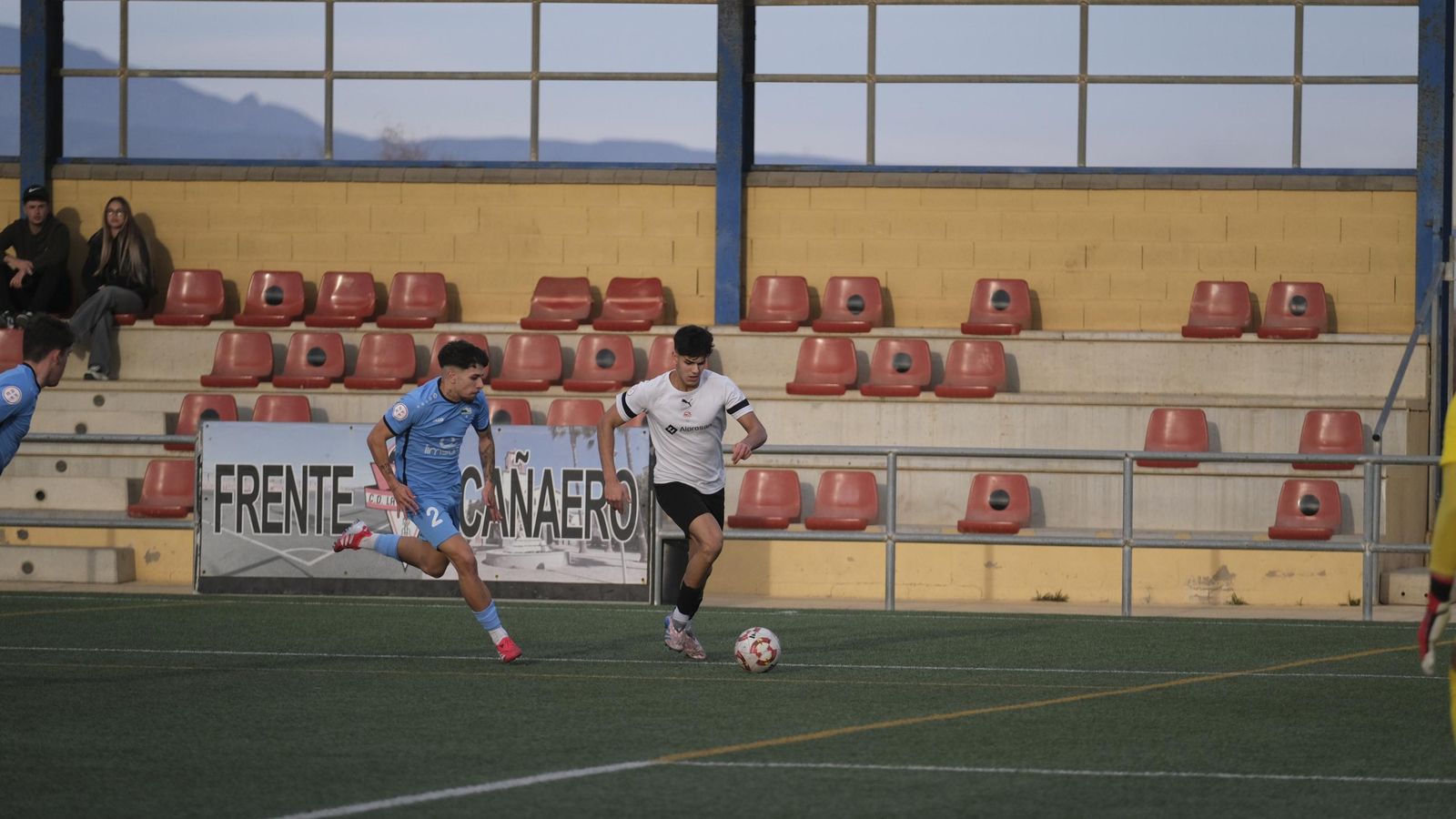Salva Fillouche se marcha en carrera de su marca durante el primer tiempo del encuentro.